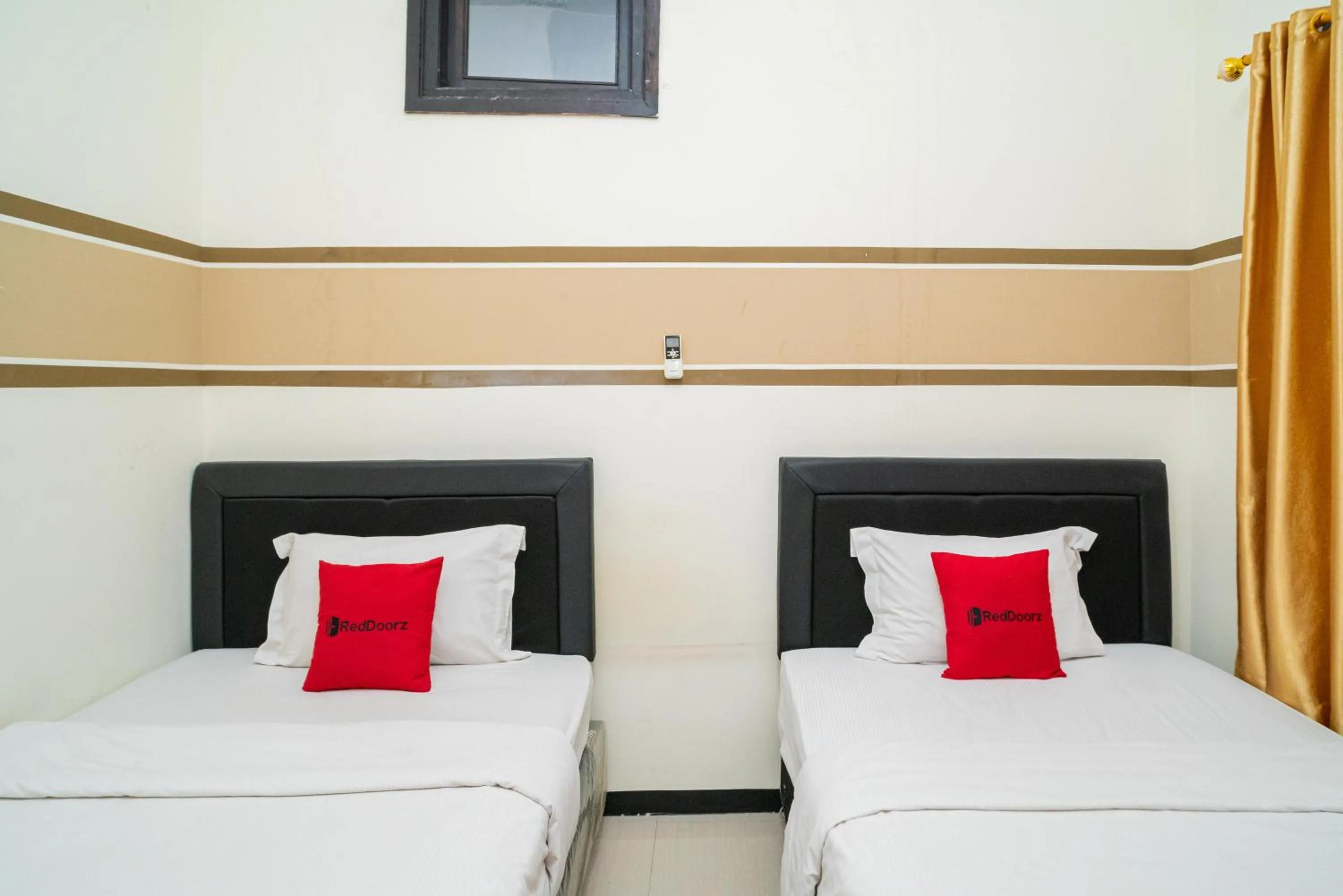 Bedroom, Bed in RedDoorz Syariah near Marvel City Mall 2