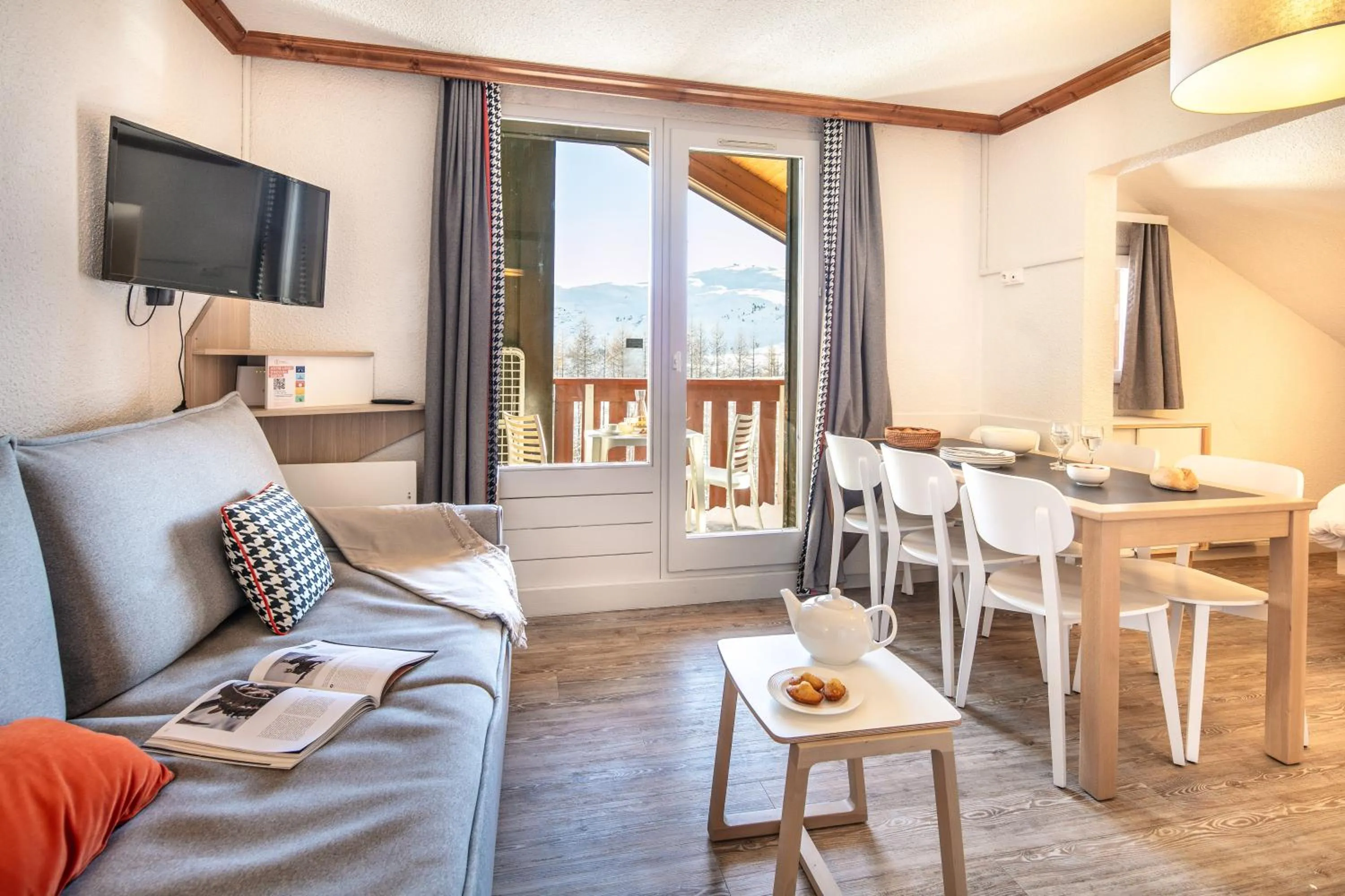 Communal lounge/ TV room in Résidence Pierre & Vacances Les Bergers