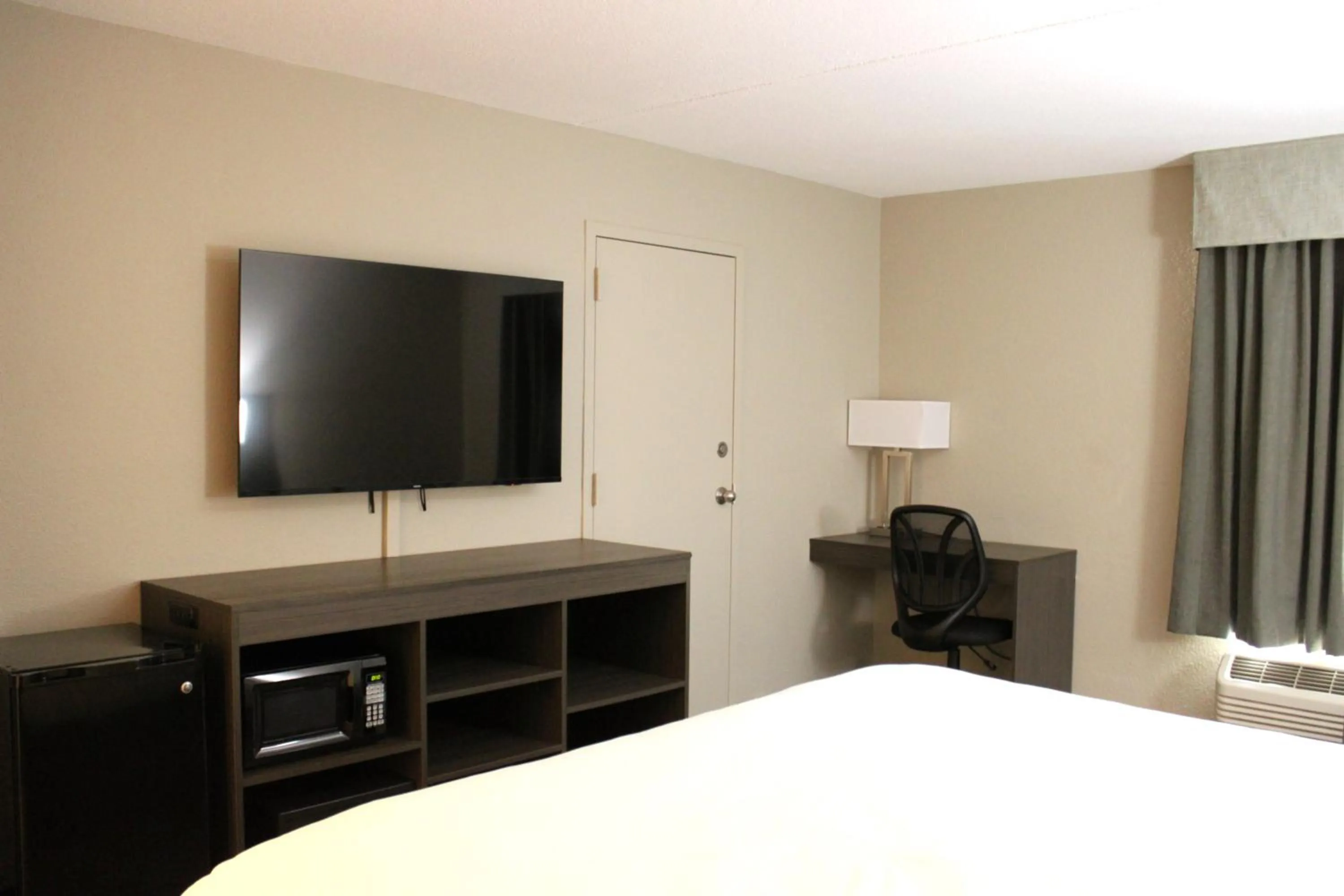 TV and multimedia, Bed in Boarders Inn and Suites by Cobblestone Lamar Missouri