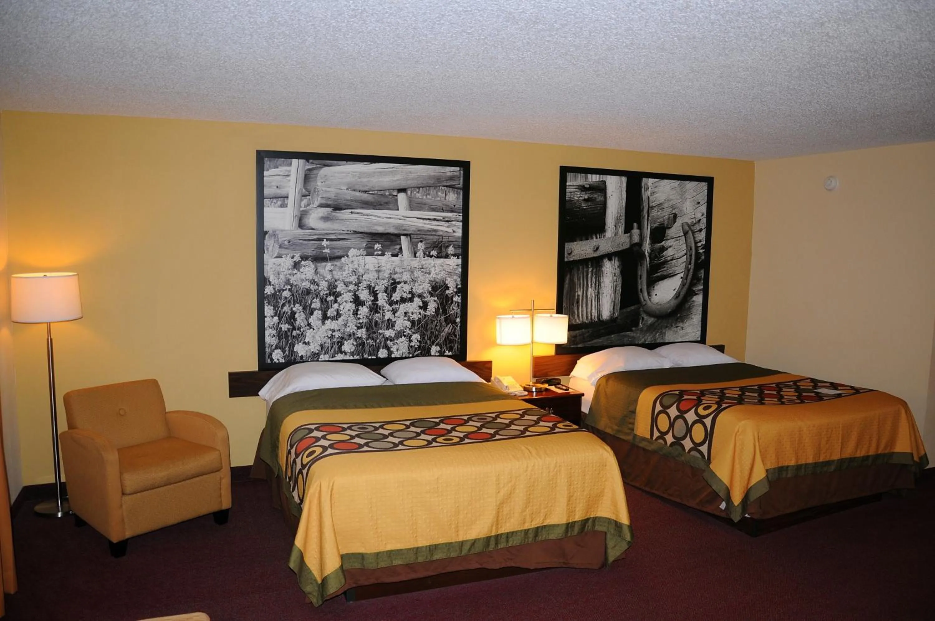 Bed in Boarders Inn and Suites by Cobblestone Lamar Missouri