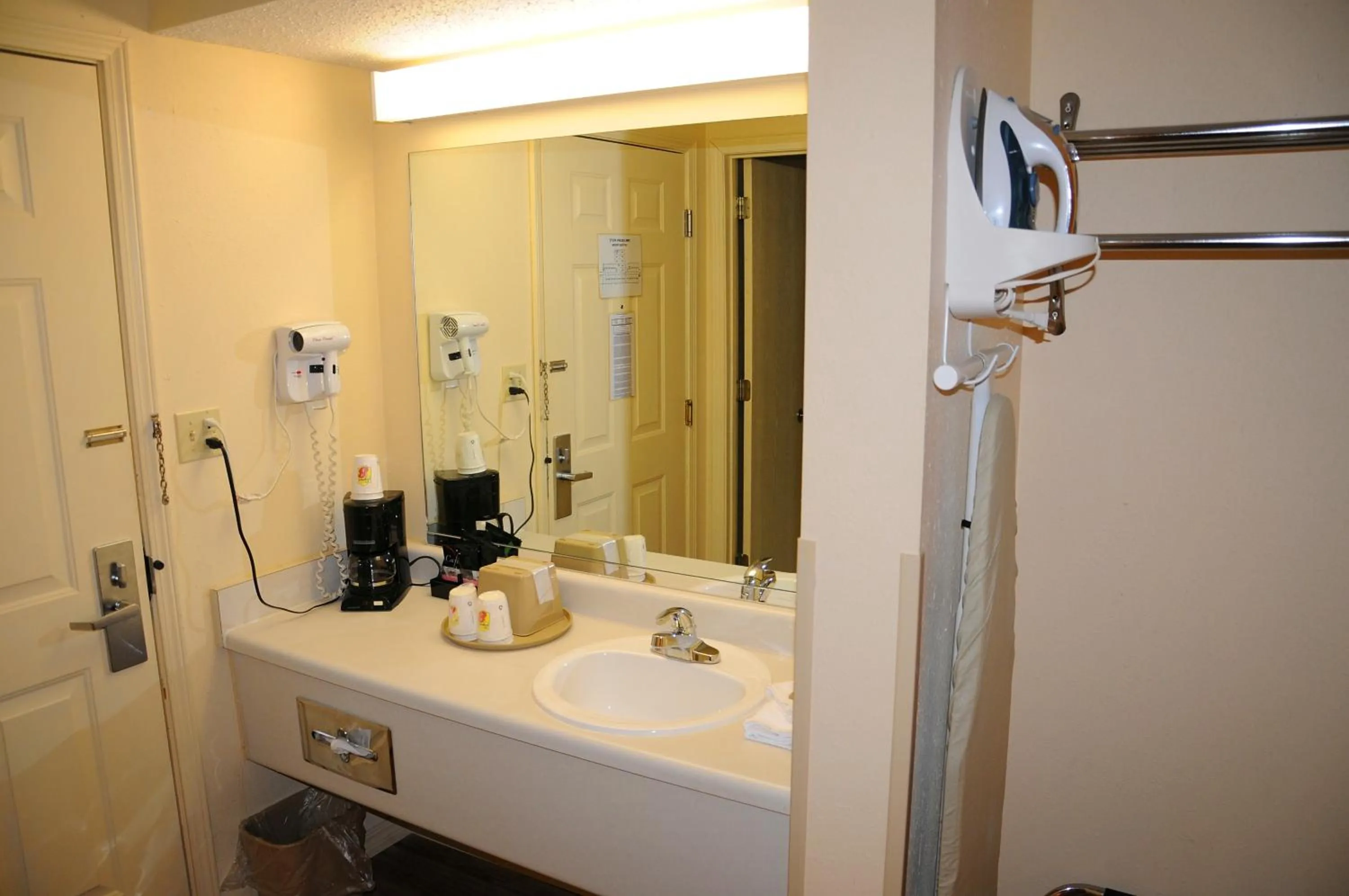Bathroom in Boarders Inn and Suites by Cobblestone Lamar Missouri