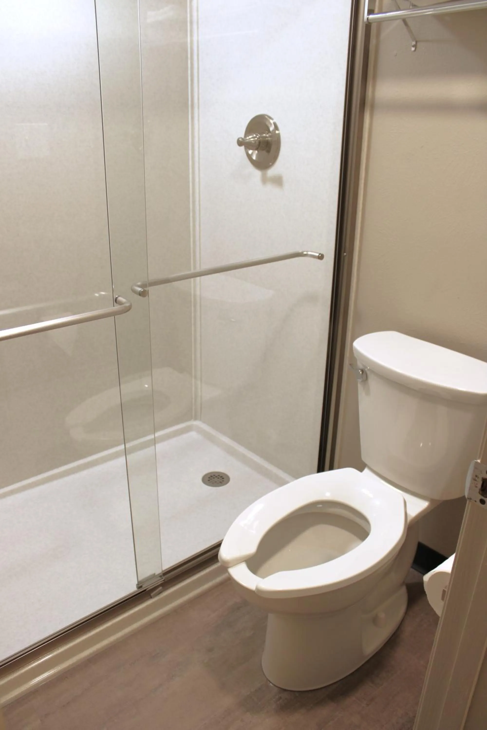 Shower in Boarders Inn and Suites by Cobblestone Lamar Missouri