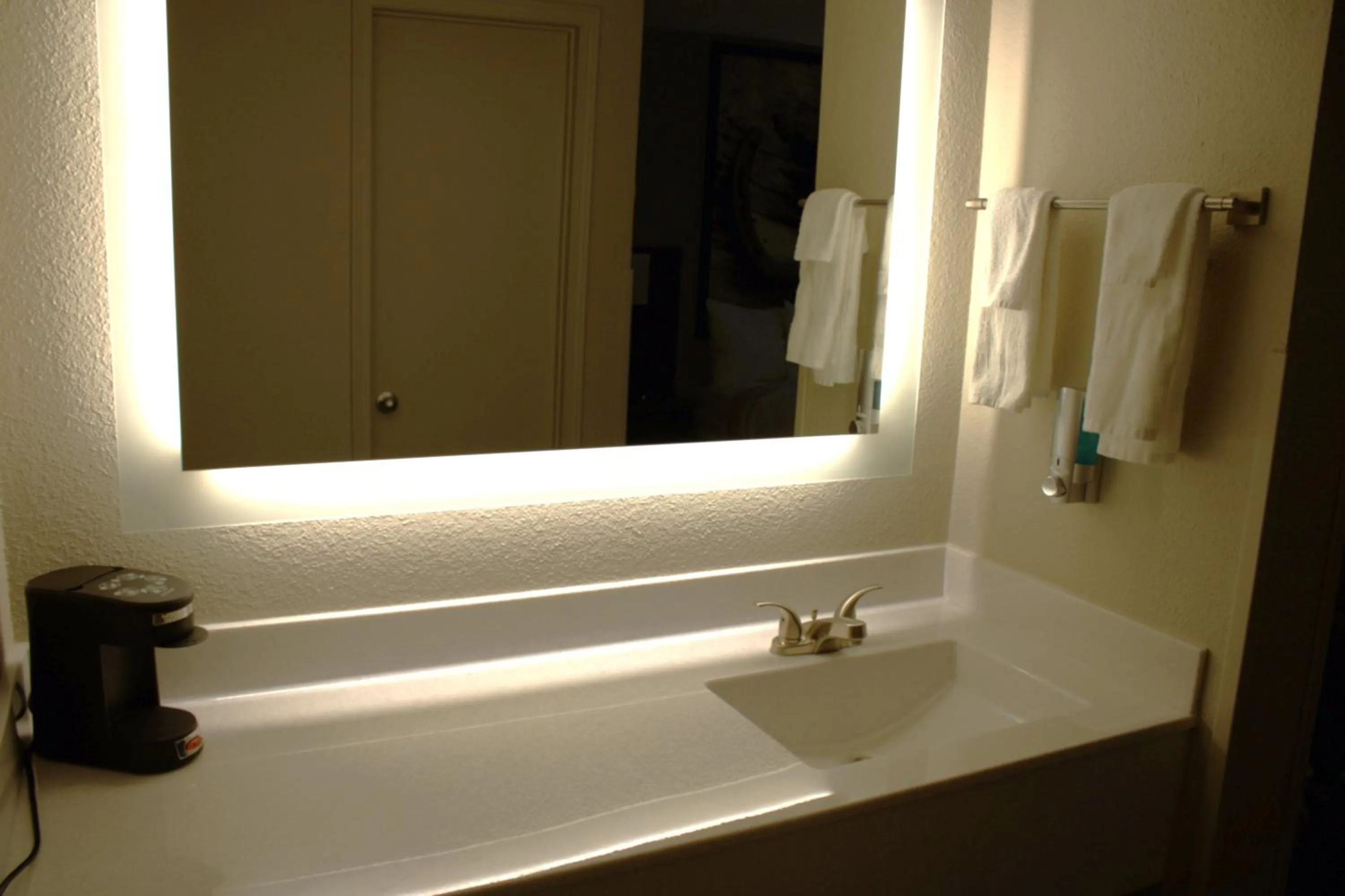 Bathroom in Boarders Inn and Suites by Cobblestone Lamar Missouri