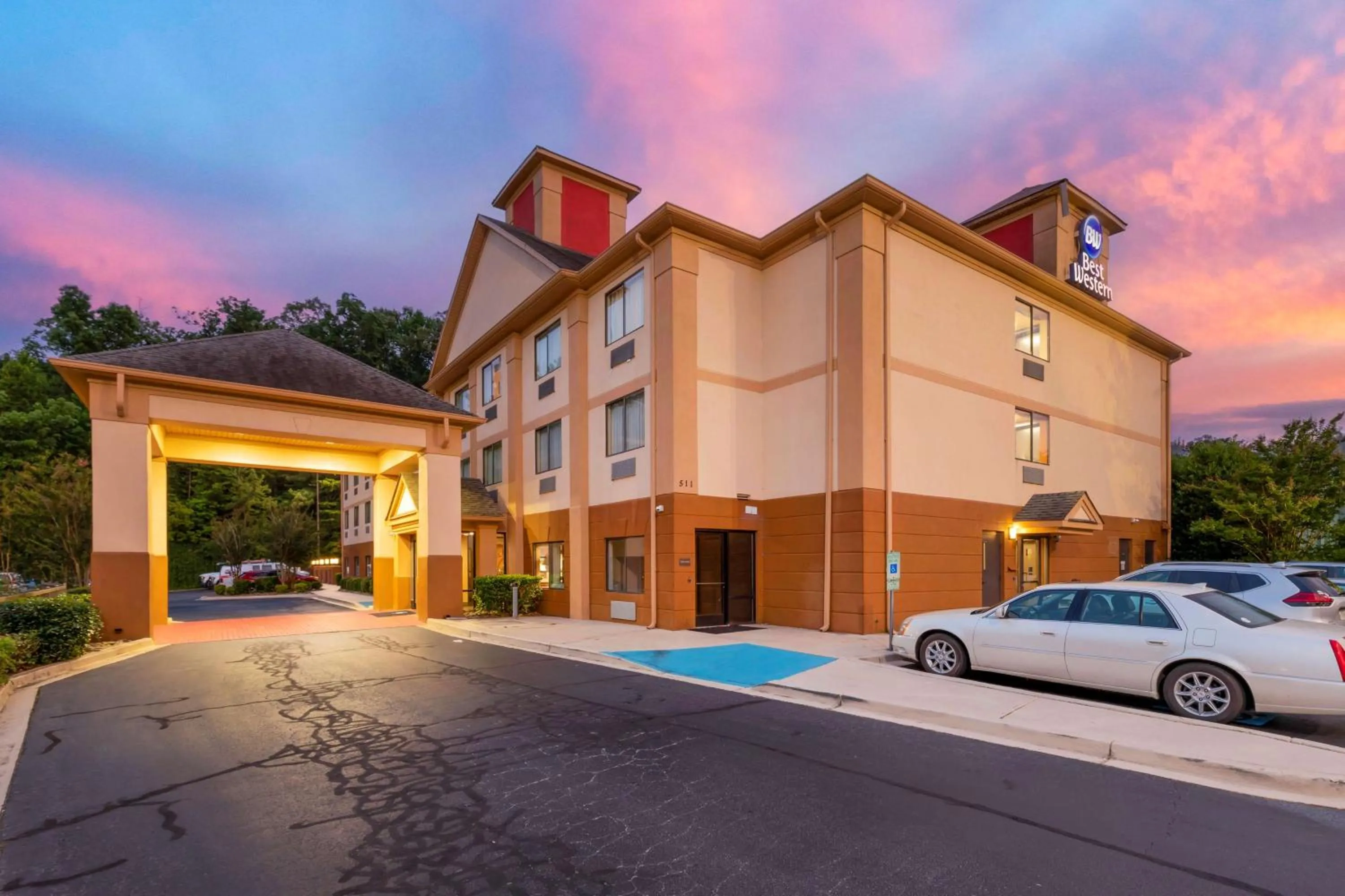 Property building in Best Western Seneca-Clemson