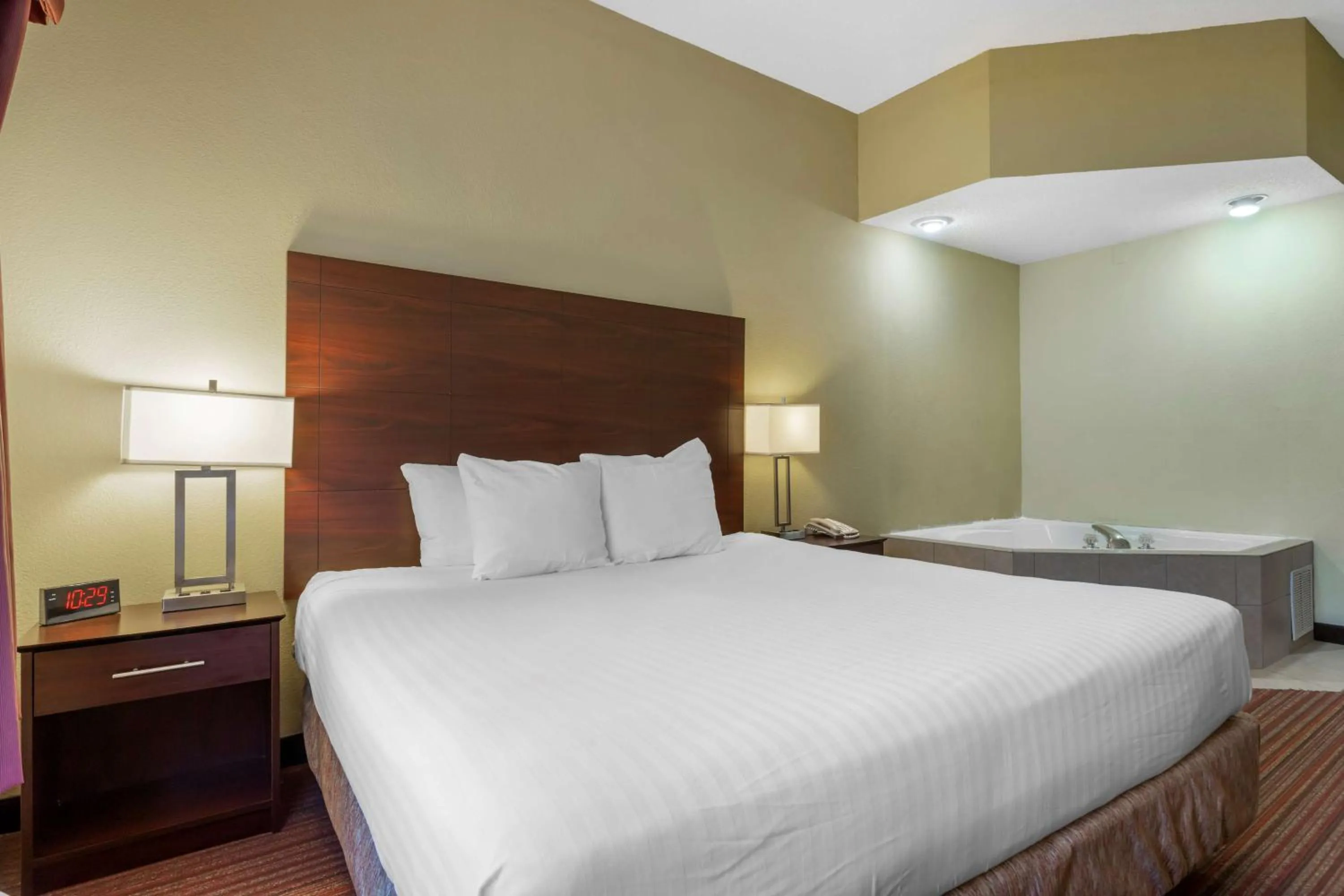 Bedroom, Bed in Best Western Seneca-Clemson