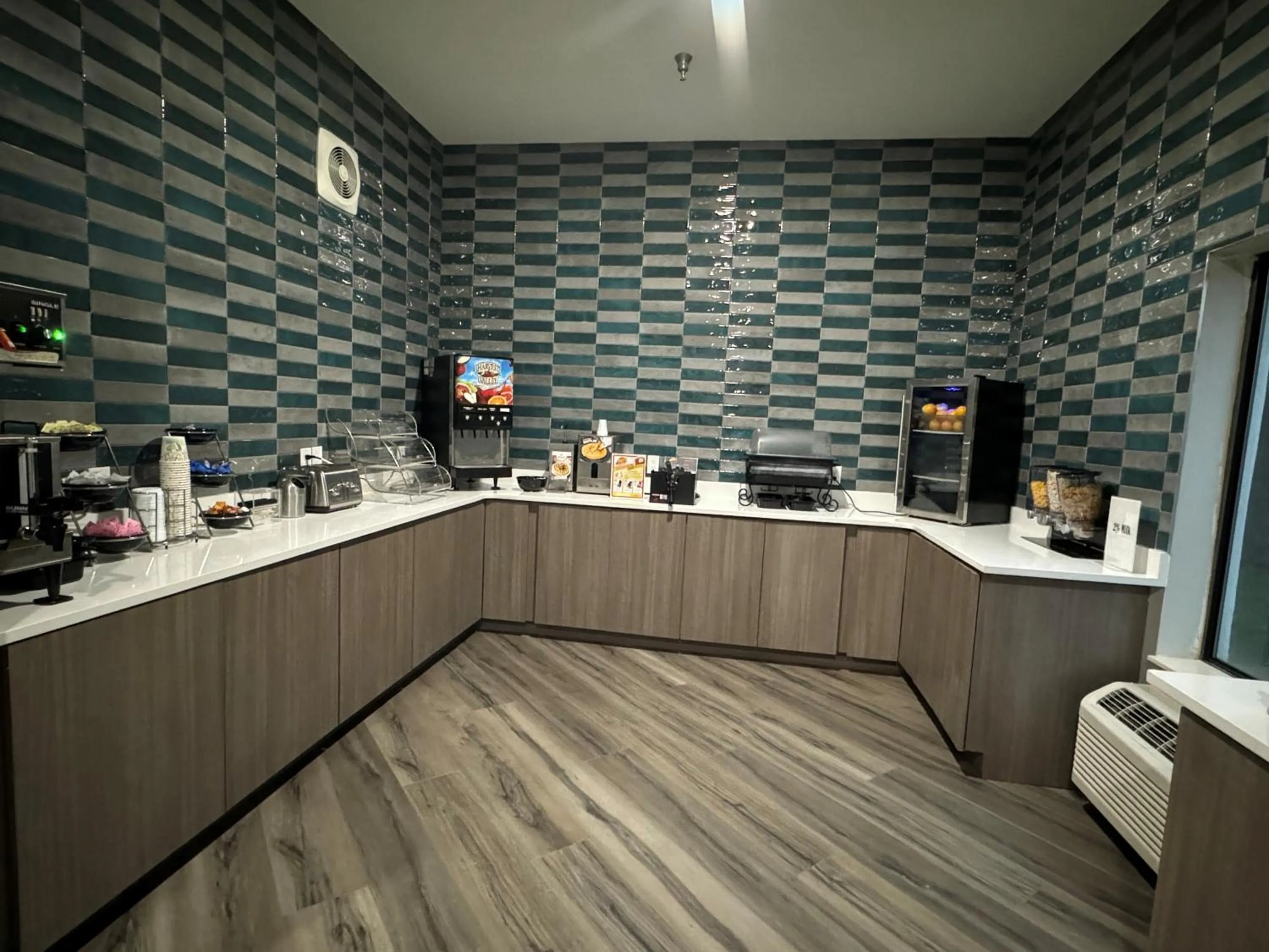 Coffee/tea facilities in Brentwood Suites Nashville, an Ascend Collection Hotel
