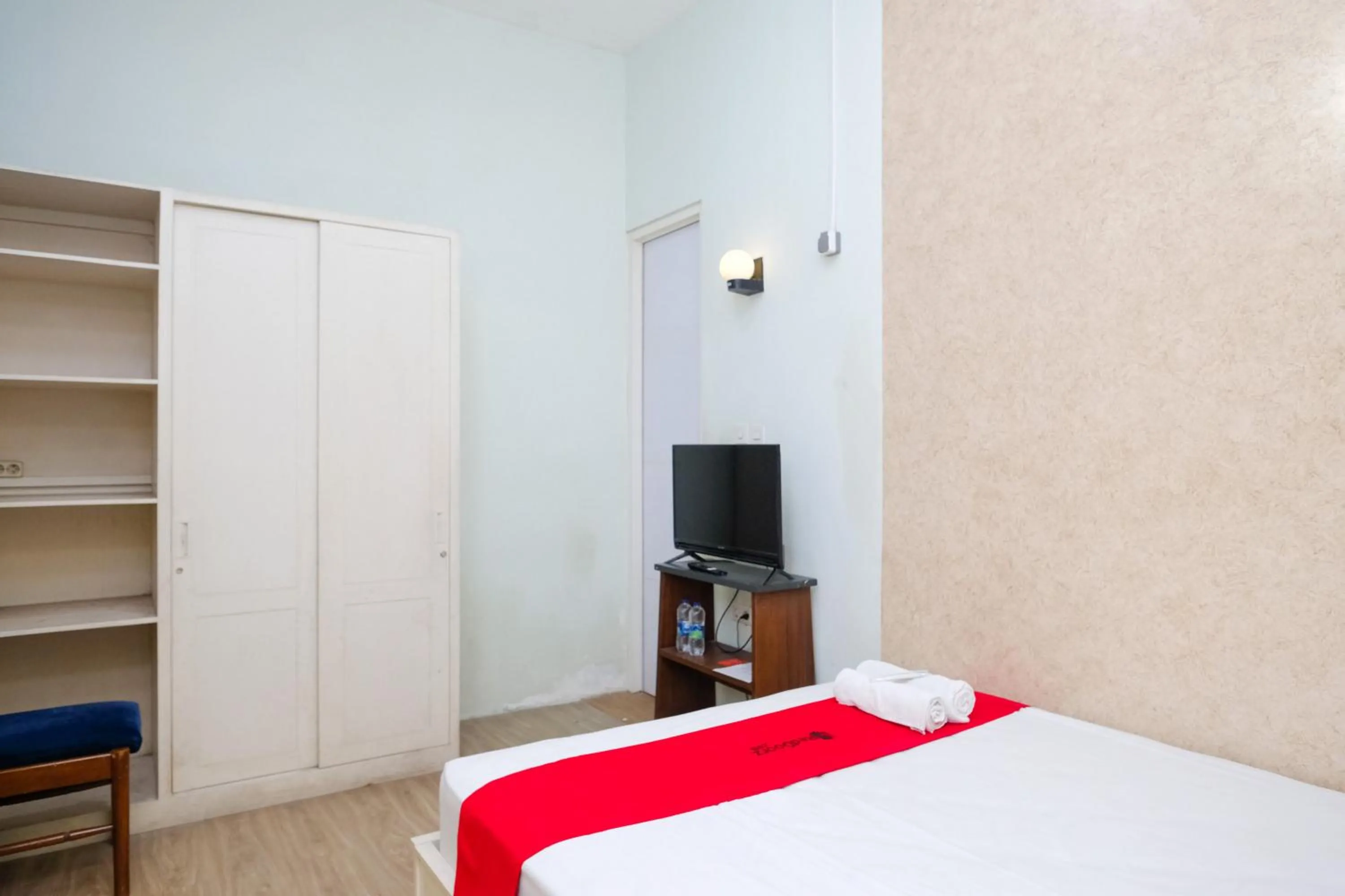 Bedroom, Bed in RedDoorz near UMY Yogyakarta 3