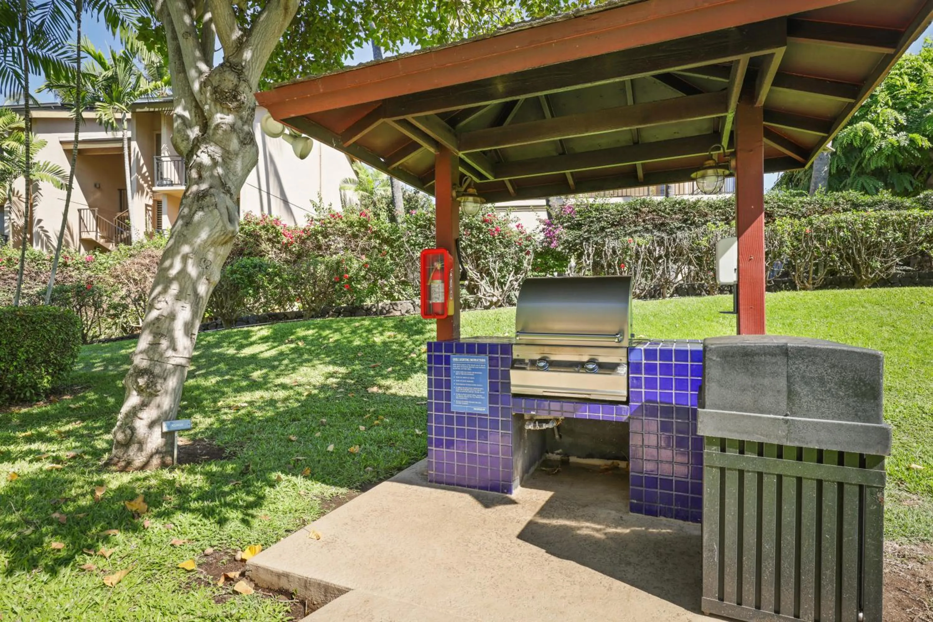 BBQ facilities in Royal Sea Cliff Kona by OUTRIGGER