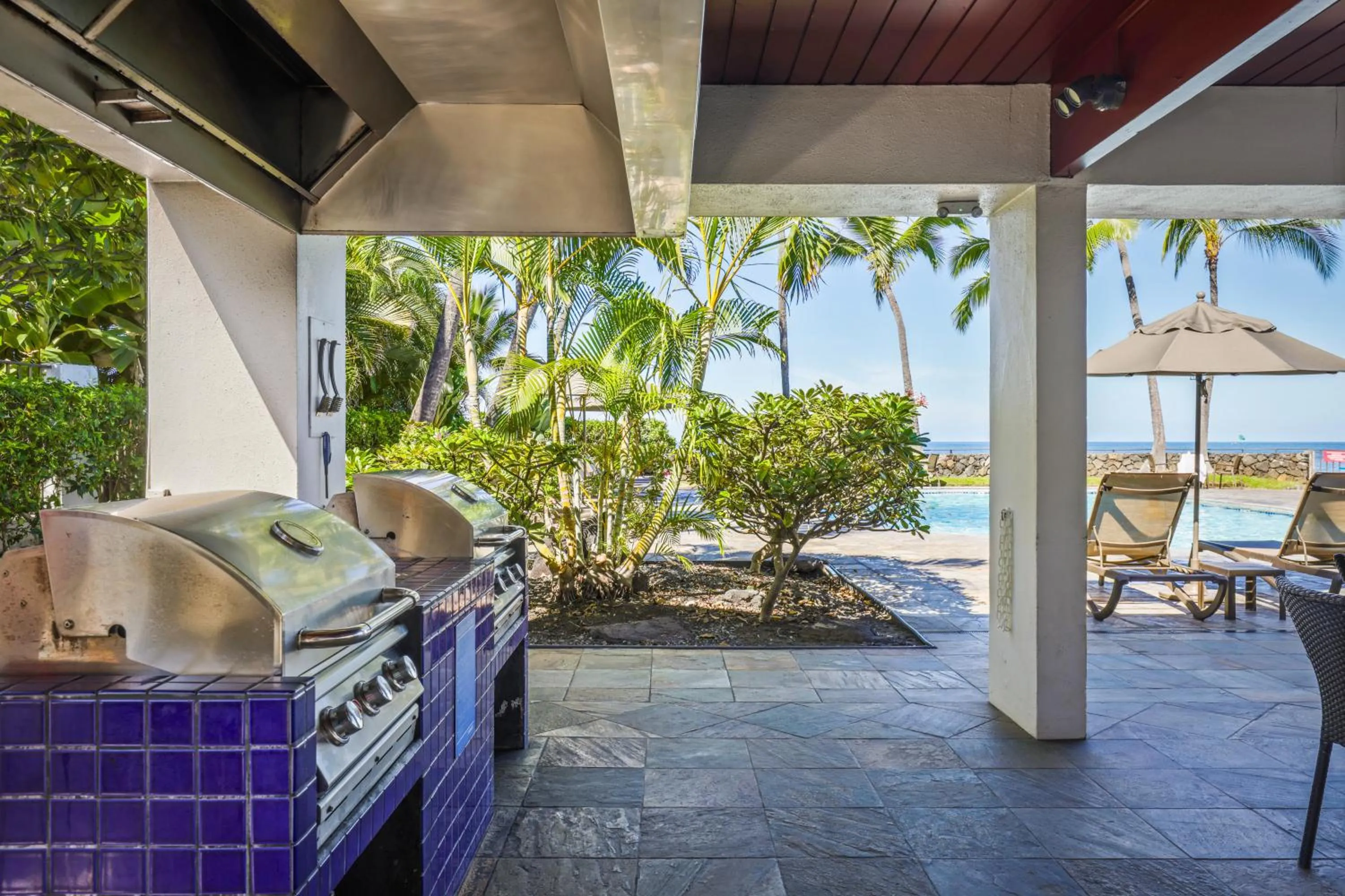 Swimming pool in Royal Sea Cliff Kona by OUTRIGGER