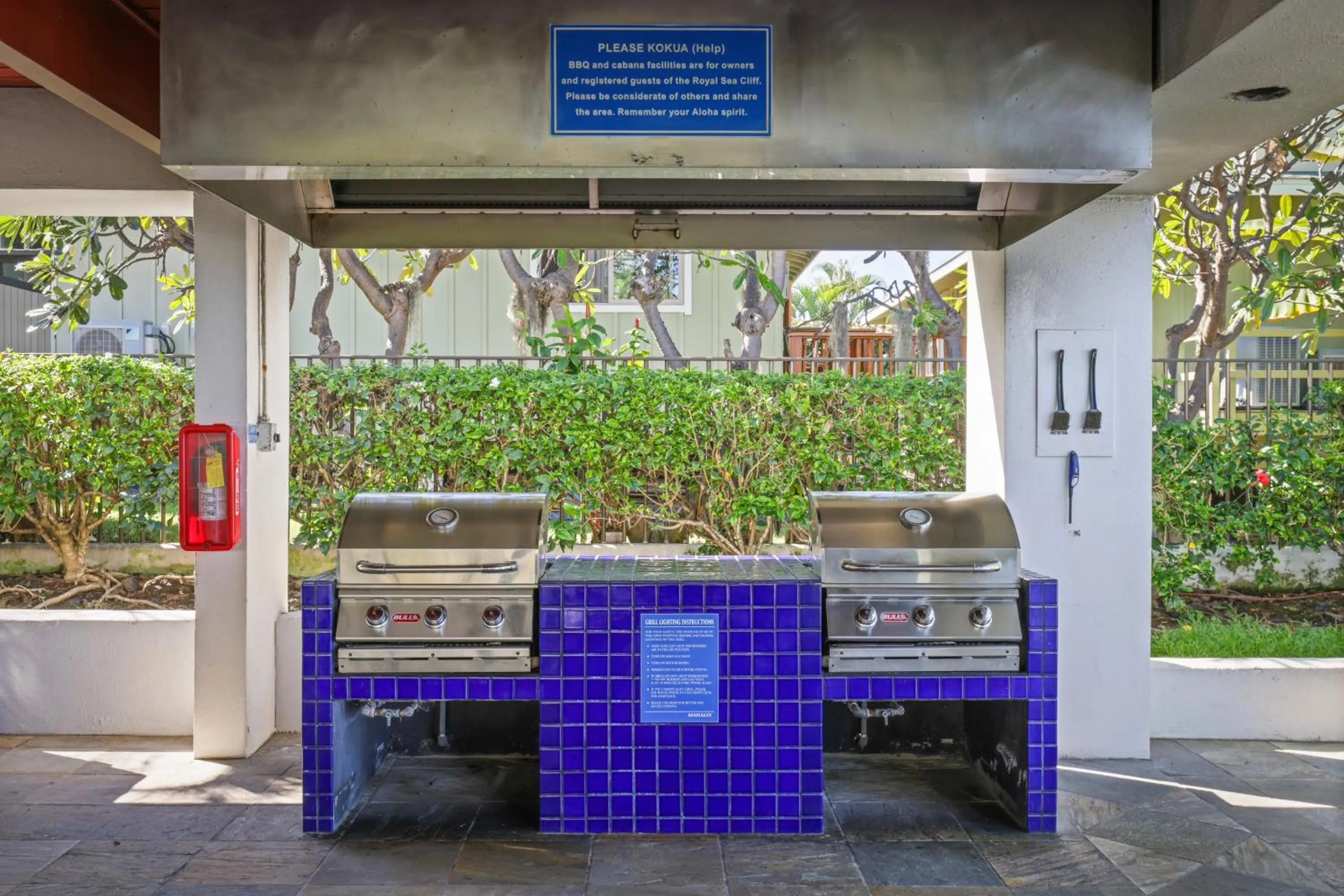BBQ facilities in Royal Sea Cliff Kona by OUTRIGGER