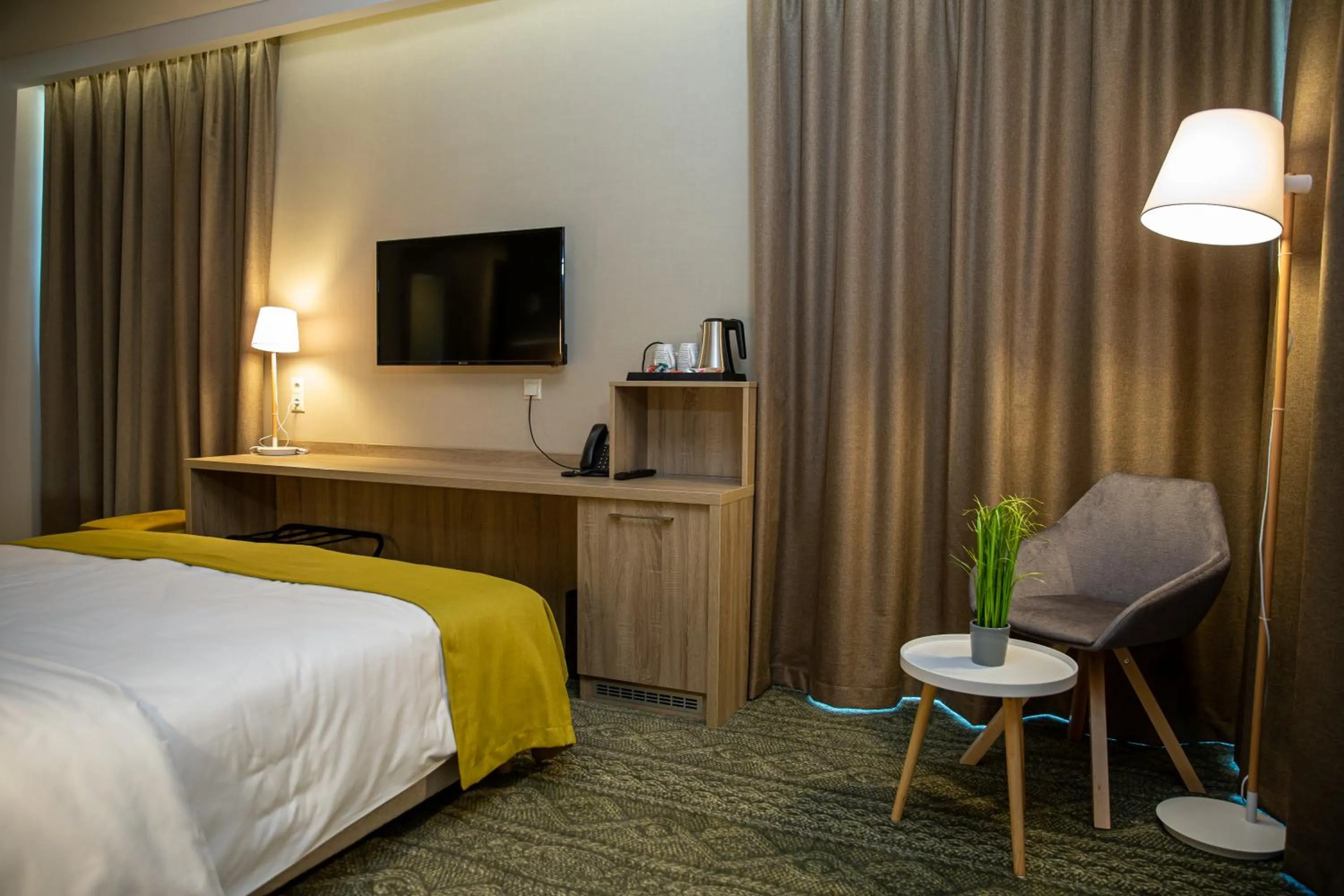 Communal lounge/ TV room, Bed in Lignum Hotel