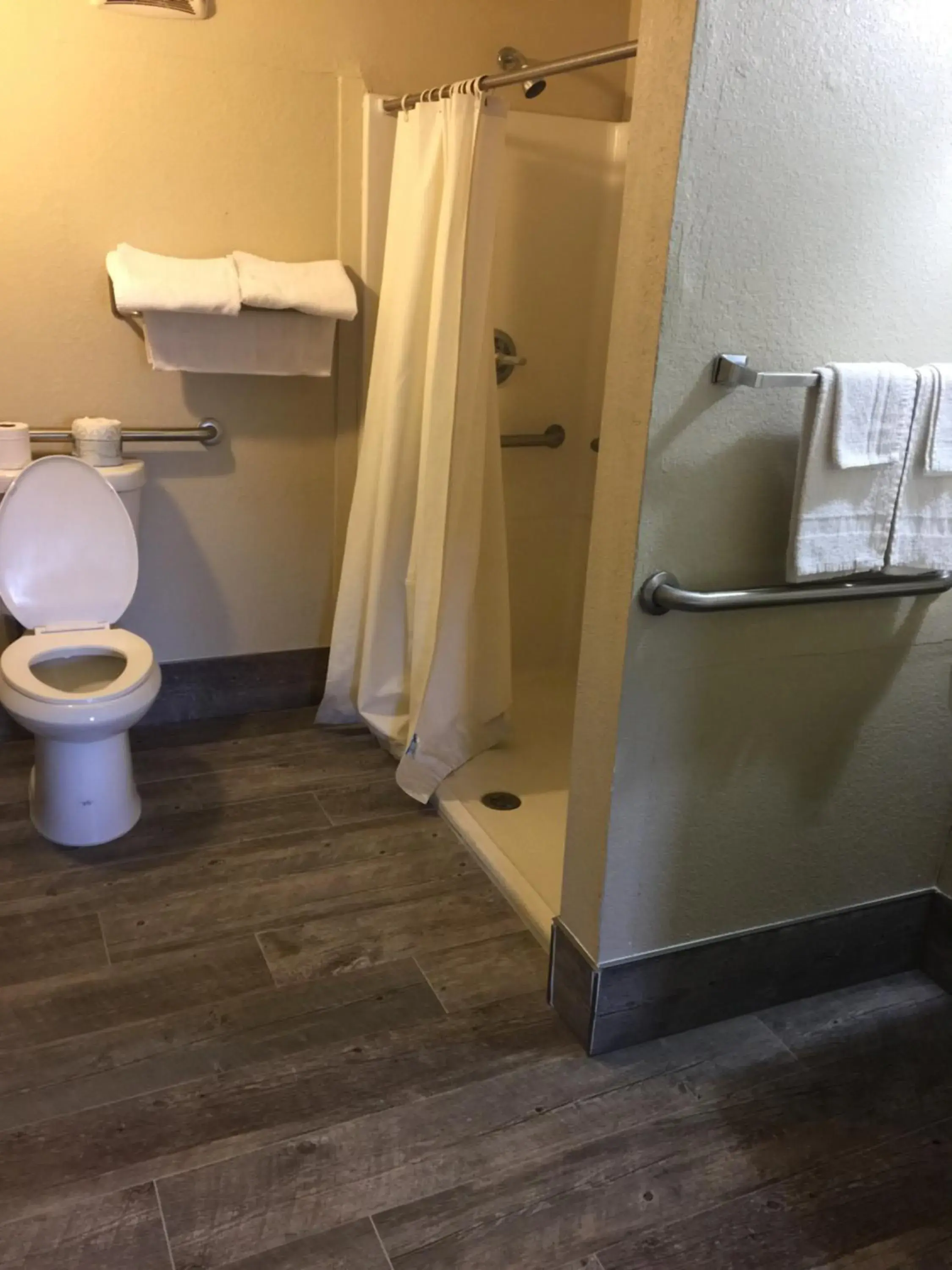 Standard King Room in Jackson Motel Standard King Room in Jackson Motel