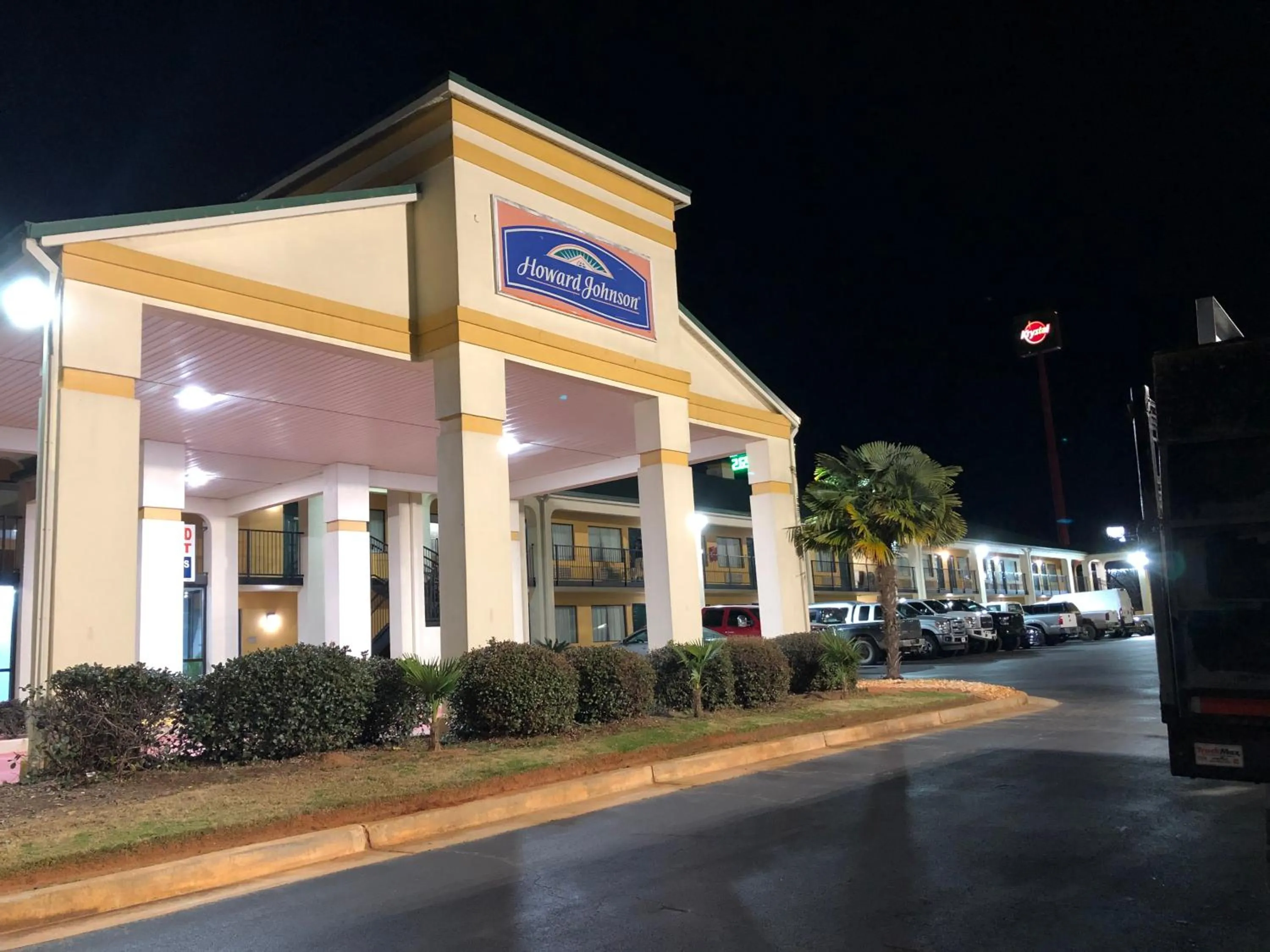 Property building in Howard Johnson by Wyndham Perry GA