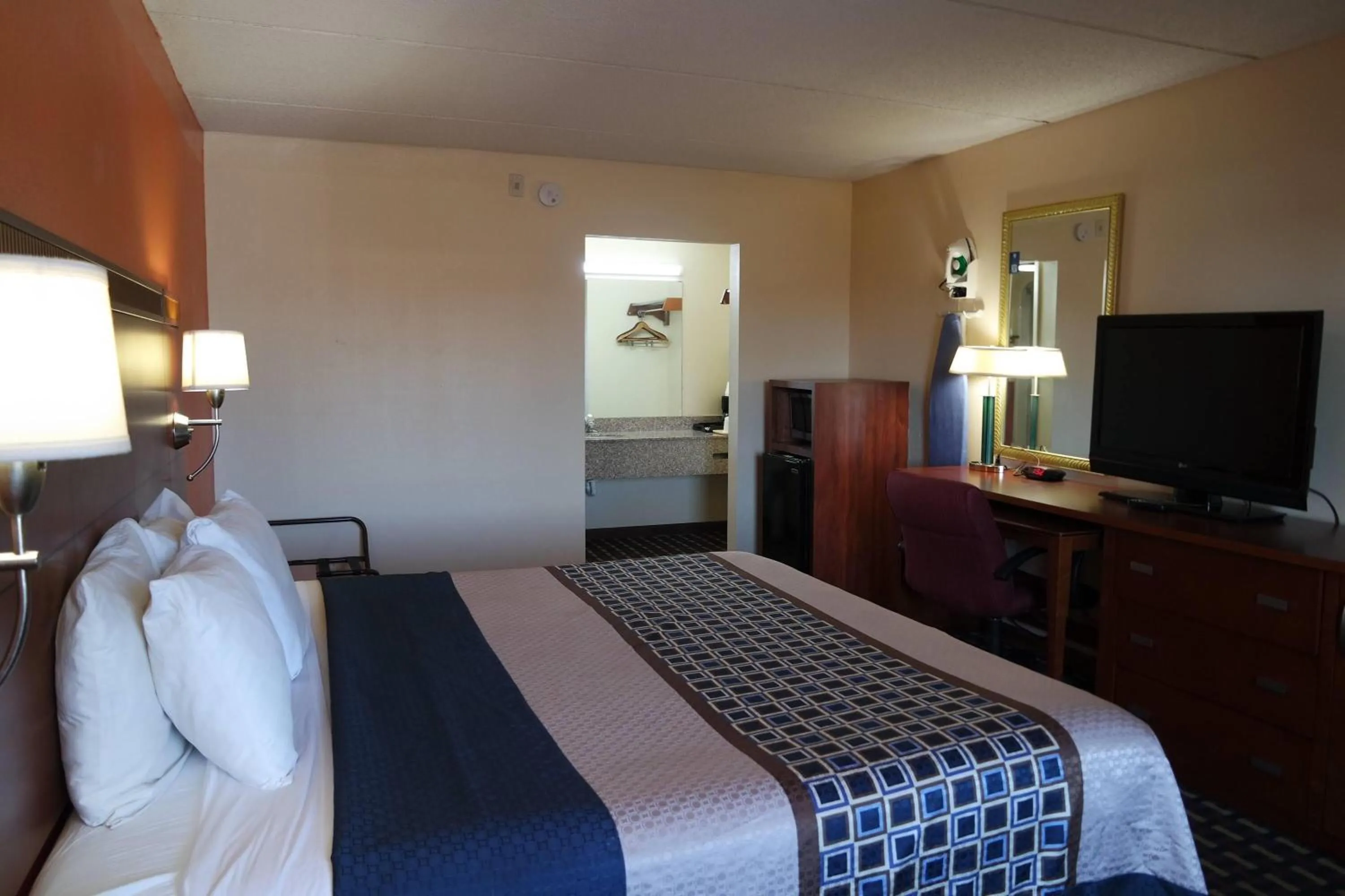 Photo of the whole room, Bed in Howard Johnson by Wyndham Perry GA
