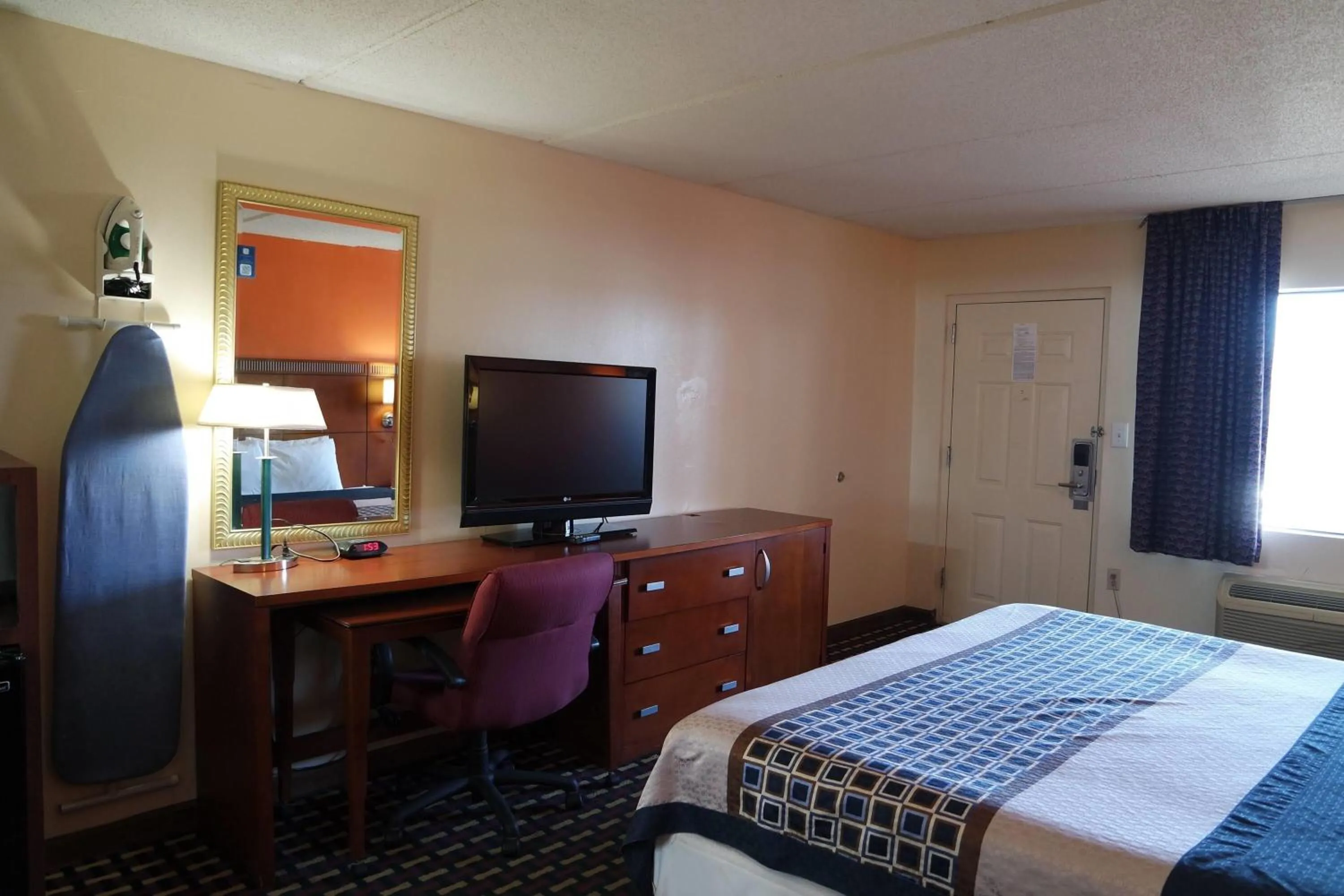 Photo of the whole room, Bed in Howard Johnson by Wyndham Perry GA