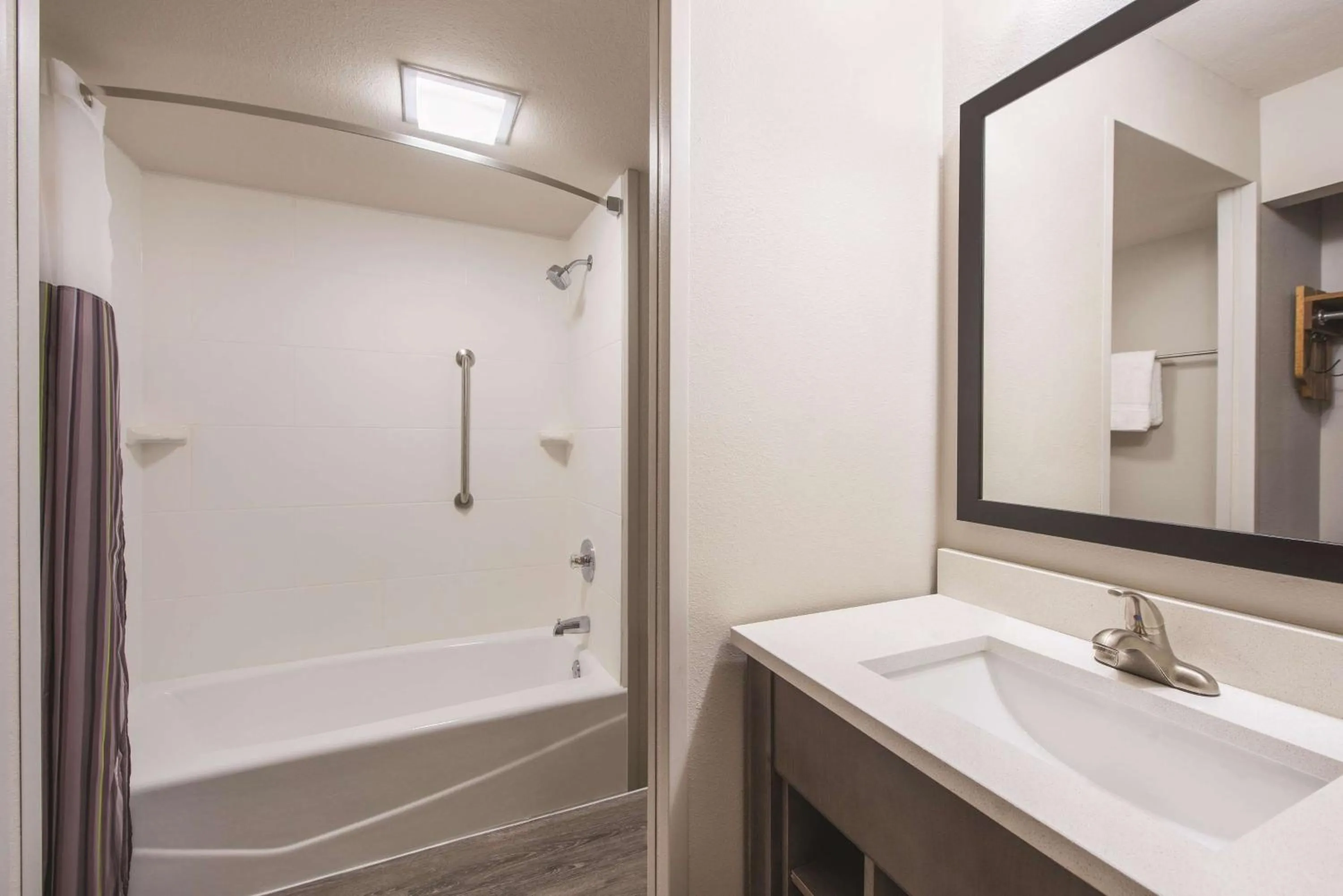 Photo of the whole room in La Quinta by Wyndham Festus - St. Louis South