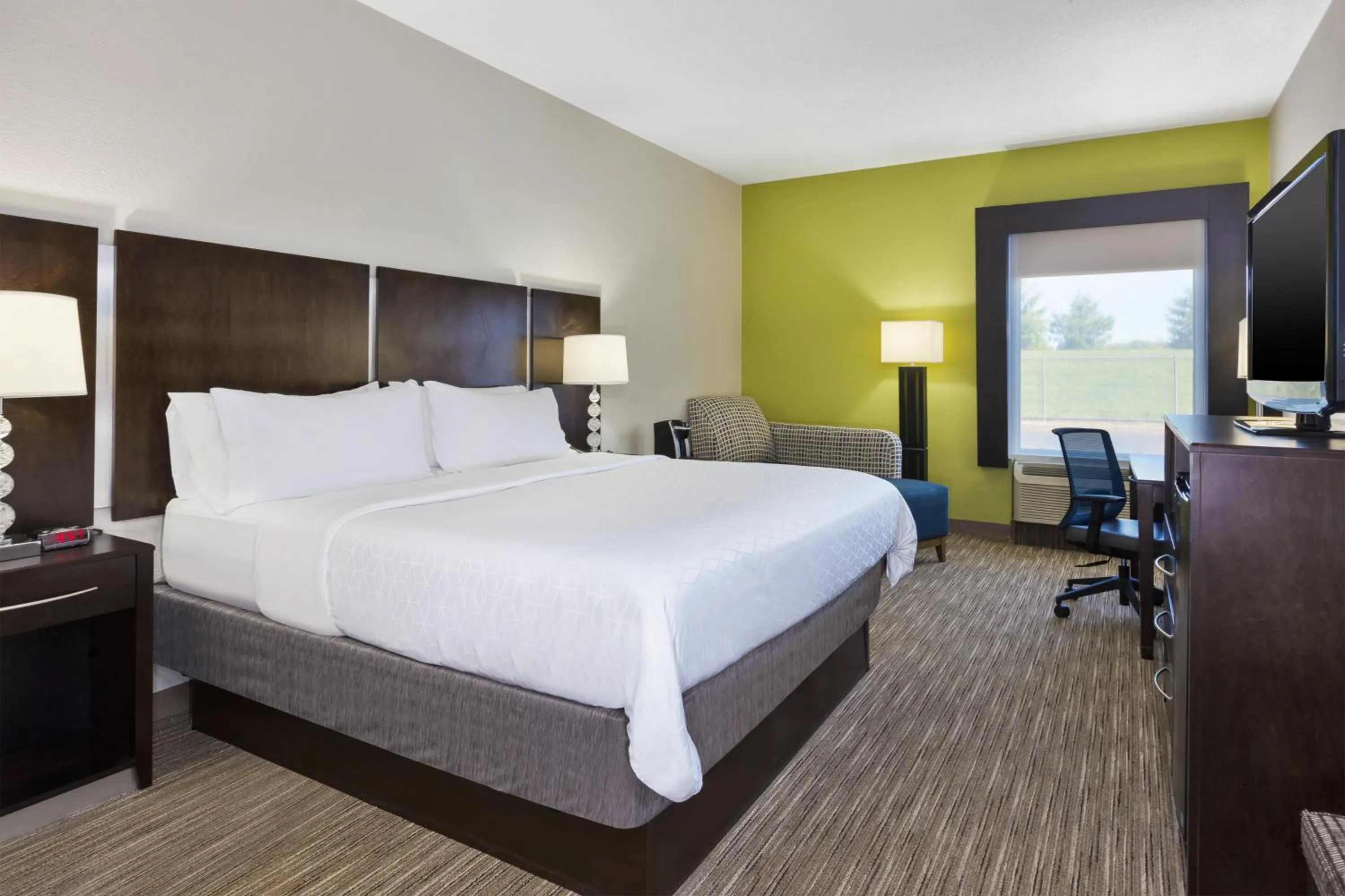 Photo of the whole room, Bed in Holiday Inn Express Chillicothe East by IHG