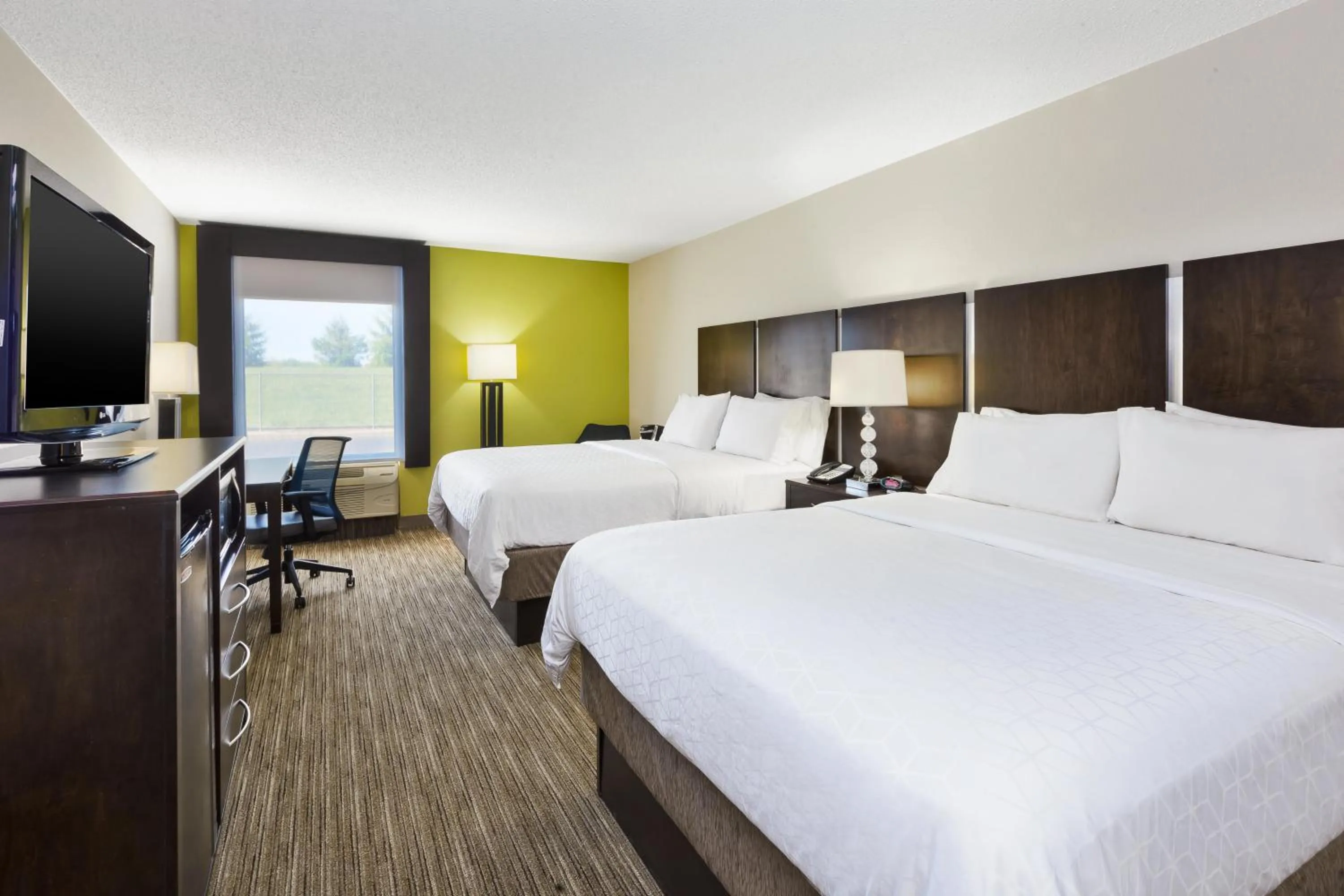 Photo of the whole room, Bed in Holiday Inn Express Chillicothe East by IHG