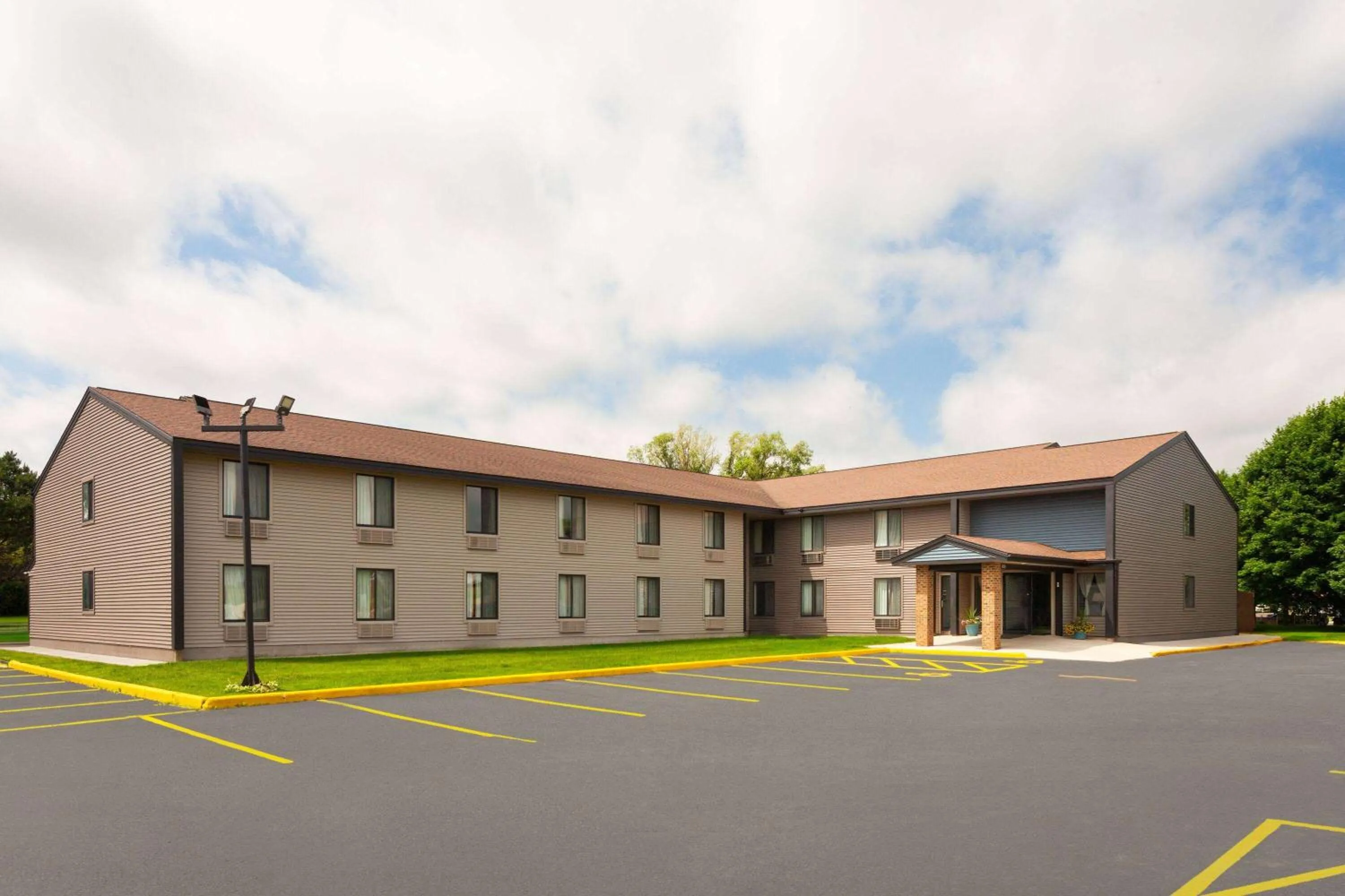 Property building in Super 8 by Wyndham Sun Prairie/Madison E