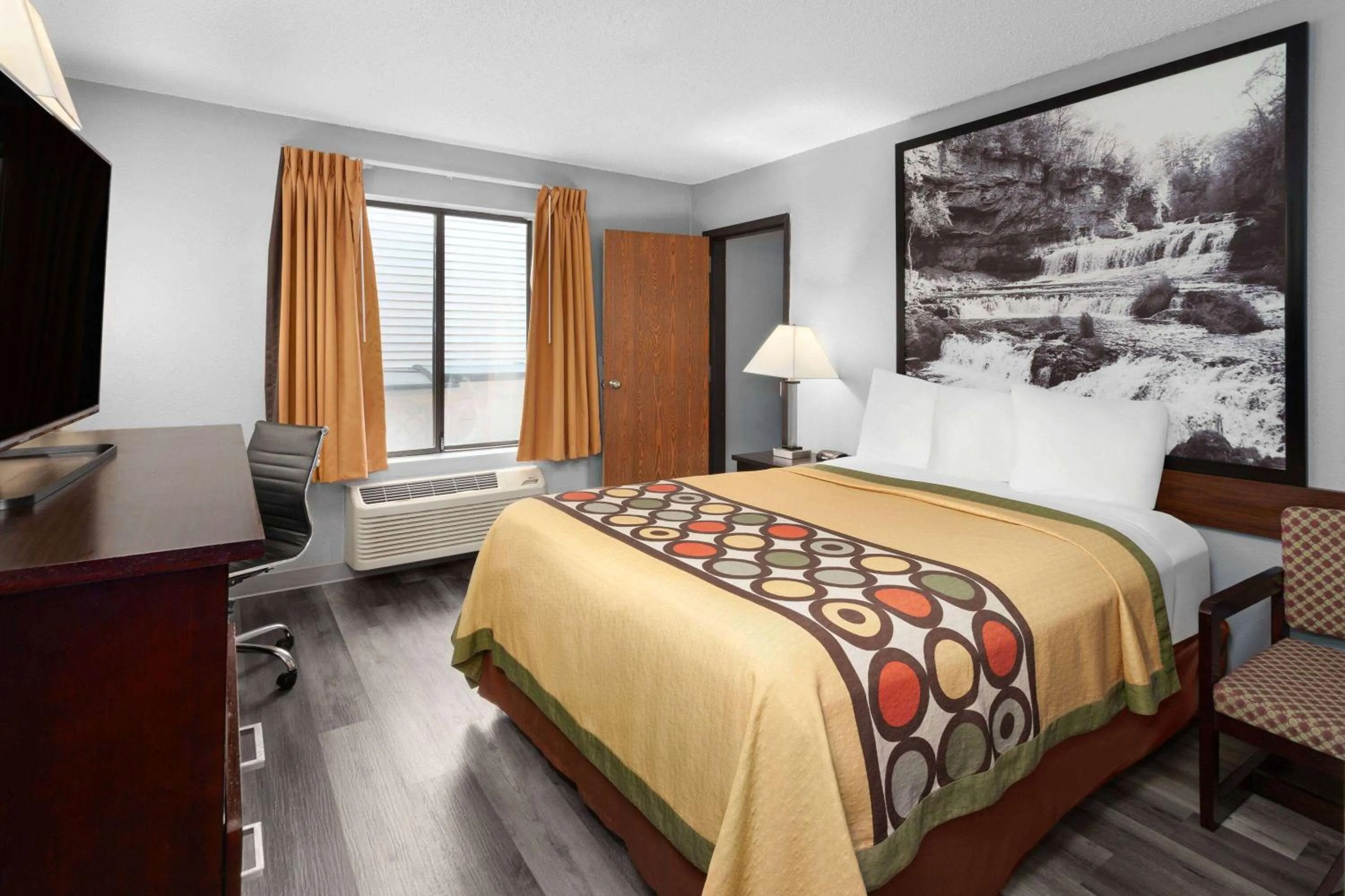 Photo of the whole room, Bed in Super 8 by Wyndham Sun Prairie/Madison E