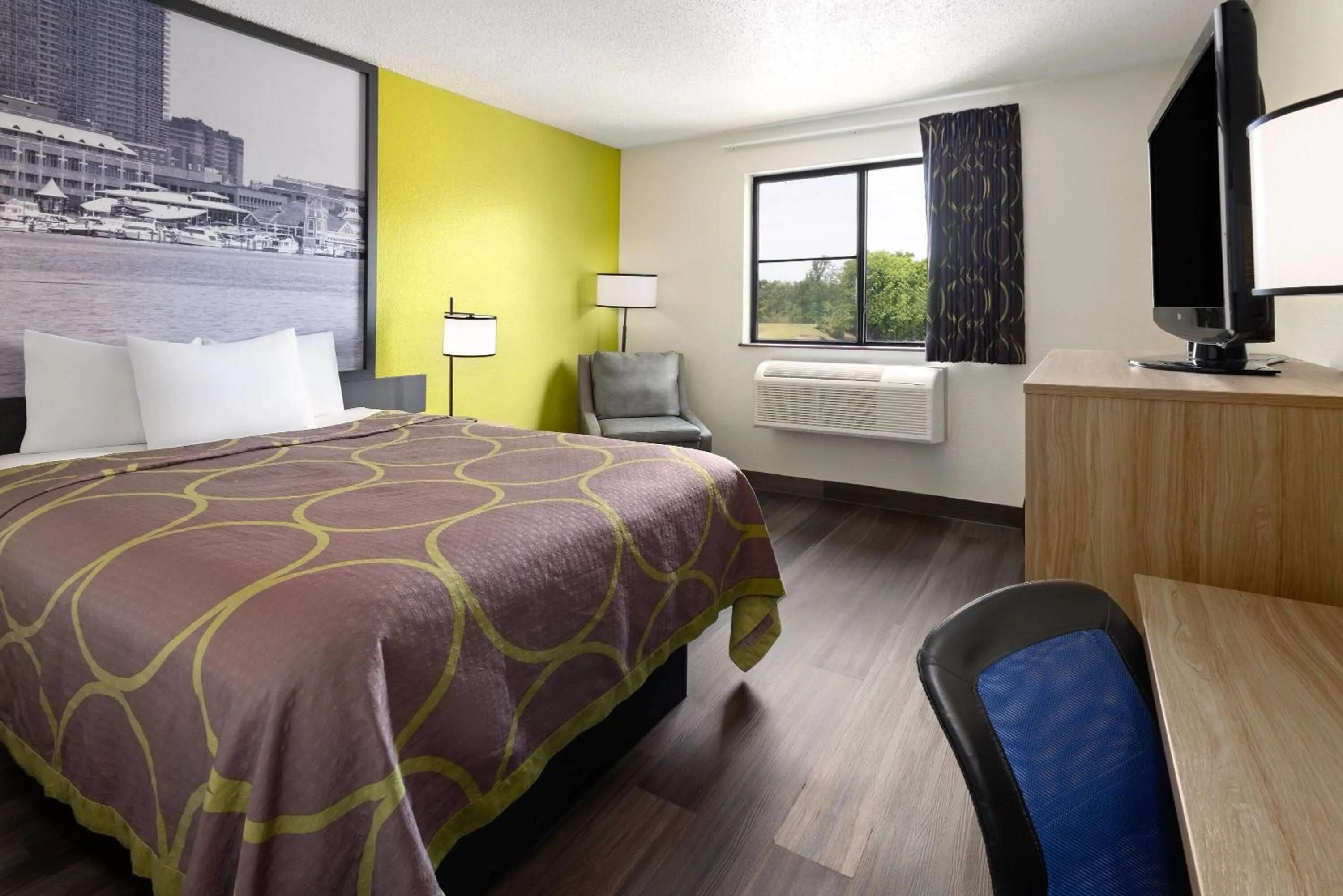 Photo of the whole room, Bed in Super 8 by Wyndham South Boston VA