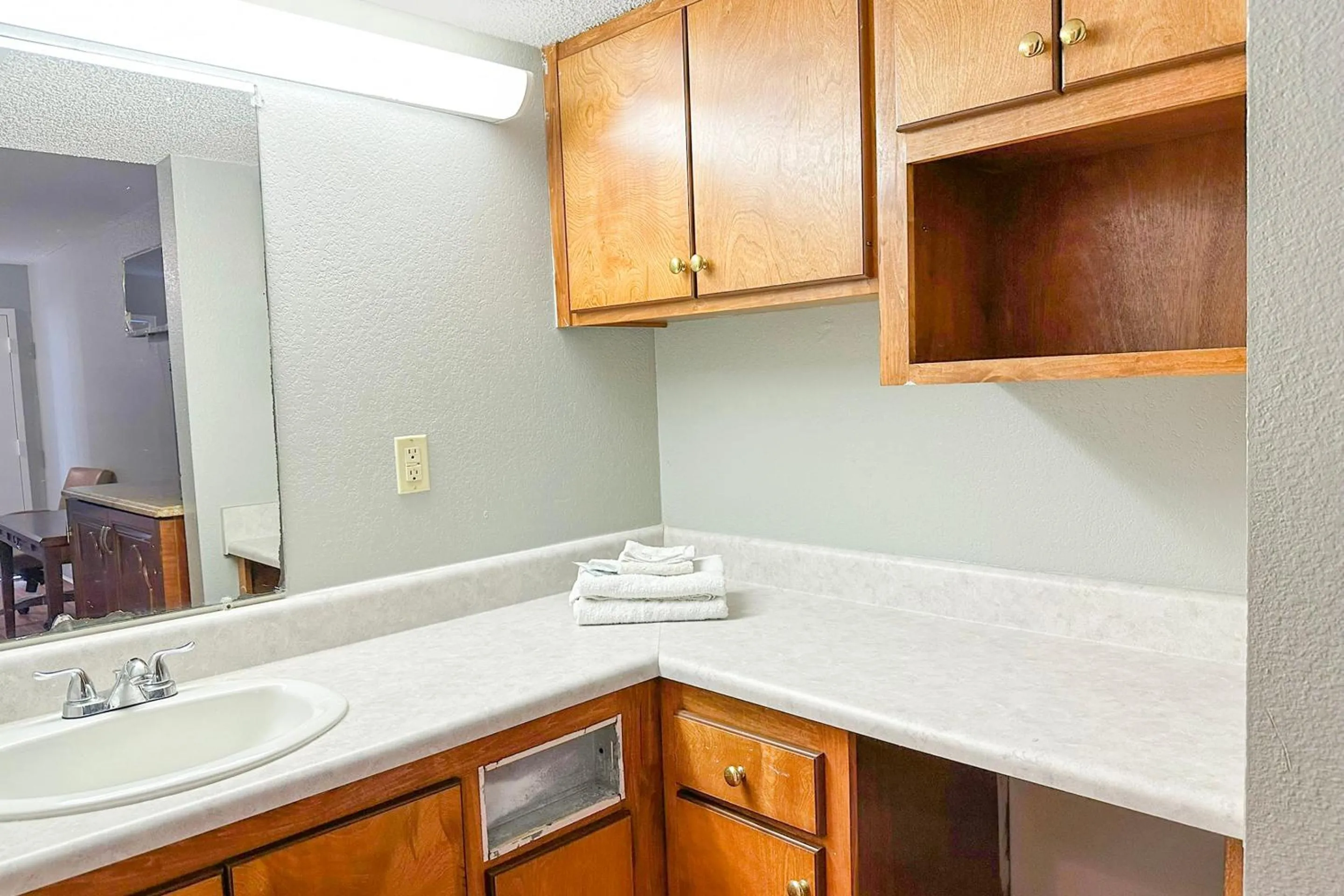 Bedroom in Hahira Inn By OYO near Valdosta