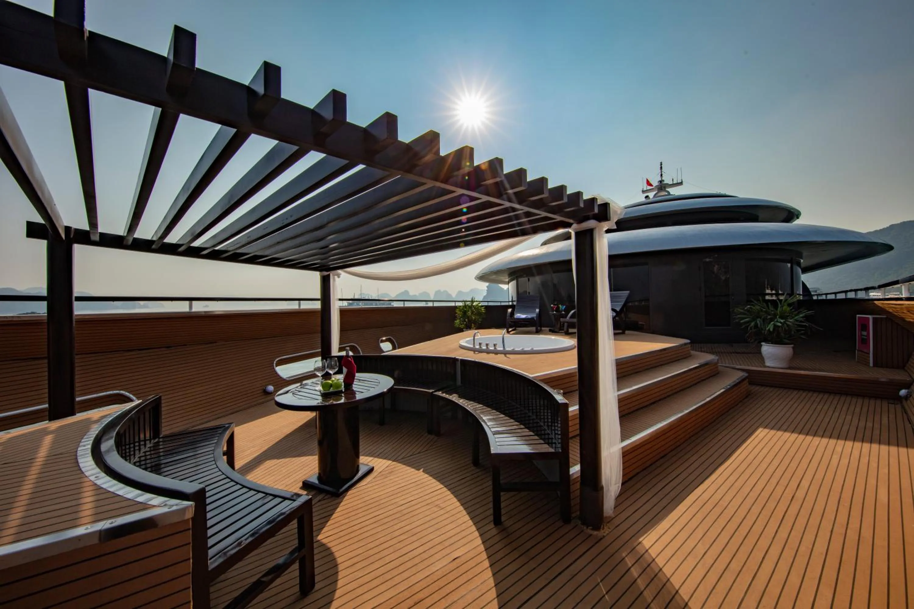 Balcony/Terrace in Scarlet Pearl Cruises - Wonder On Lan Ha Bay