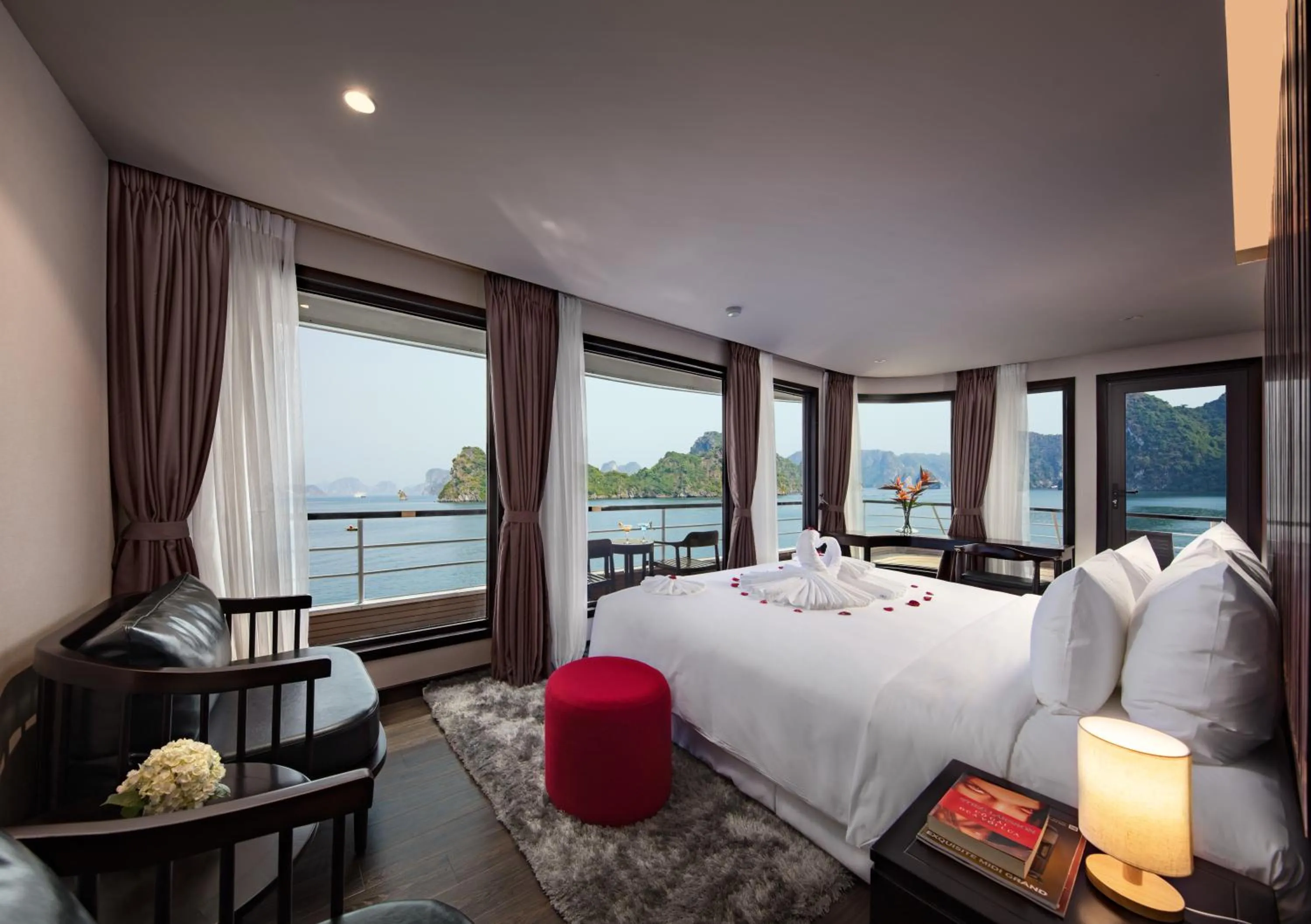 Photo of the whole room, Bed in Scarlet Pearl Cruises - Wonder On Lan Ha Bay
