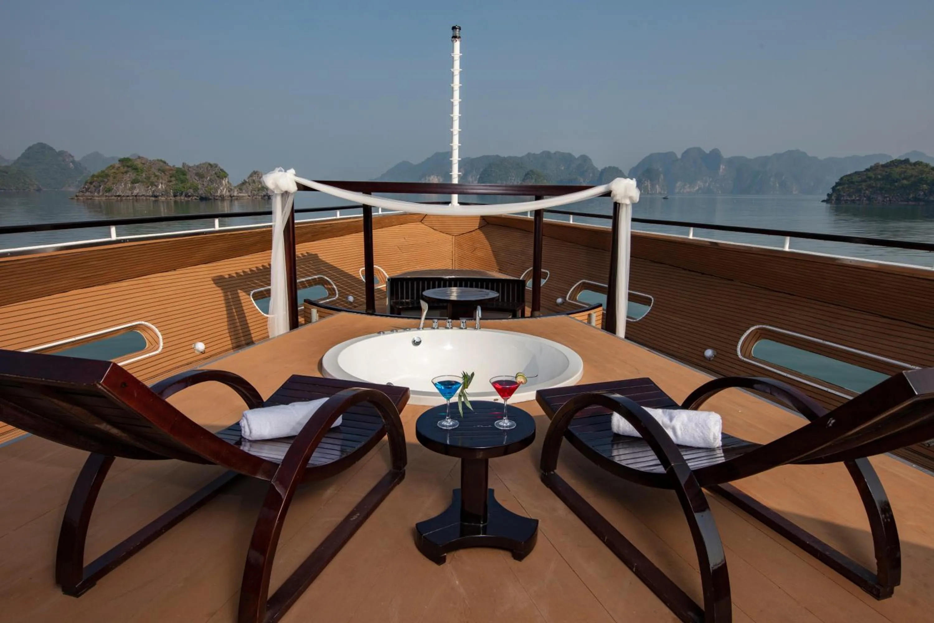 Patio in Scarlet Pearl Cruises - Wonder On Lan Ha Bay