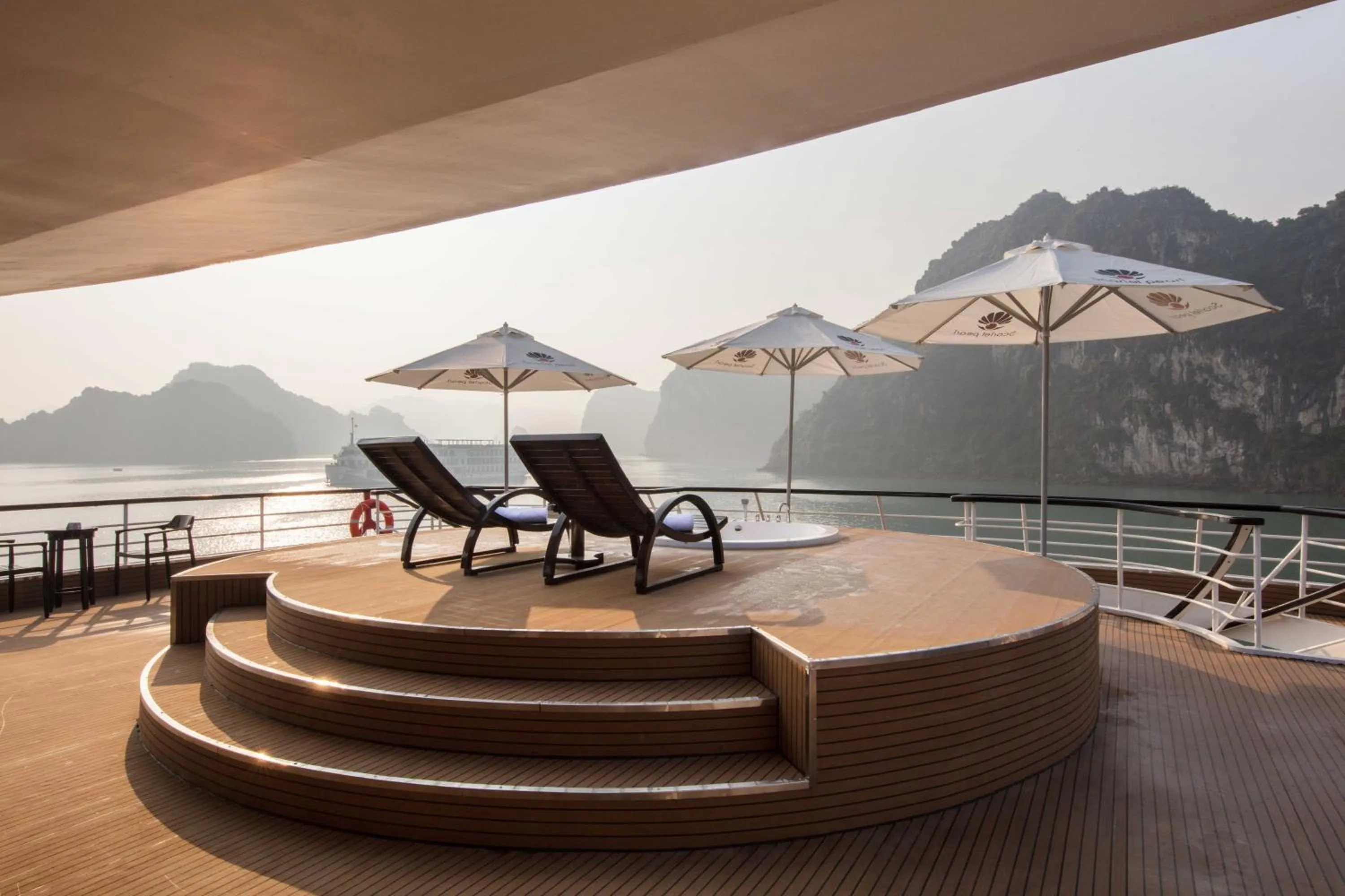Balcony/Terrace in Scarlet Pearl Cruises - Wonder On Lan Ha Bay
