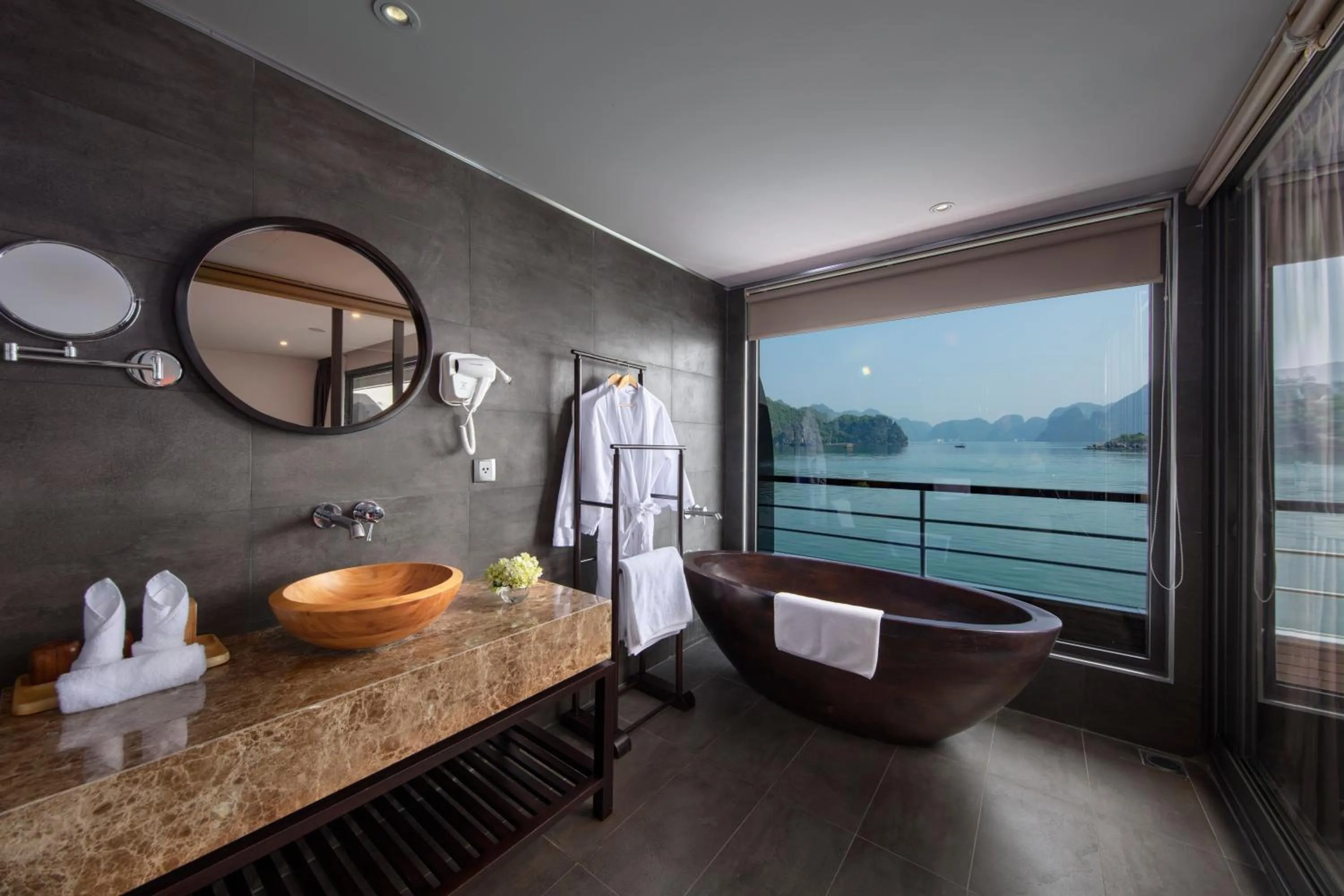 Bathroom in Scarlet Pearl Cruises - Wonder On Lan Ha Bay