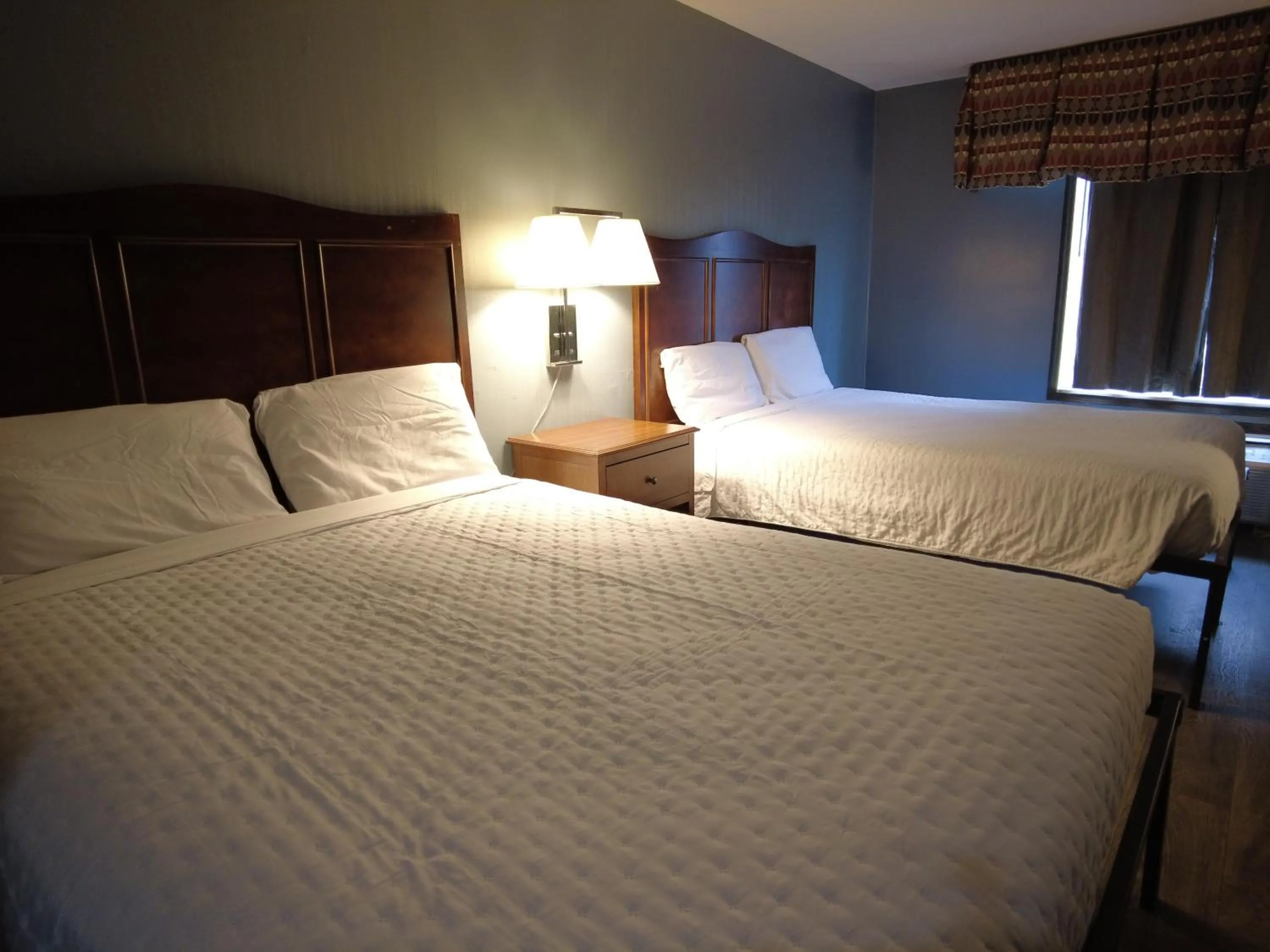 Bed in Americourt Hotel and Suites - Elizabethton