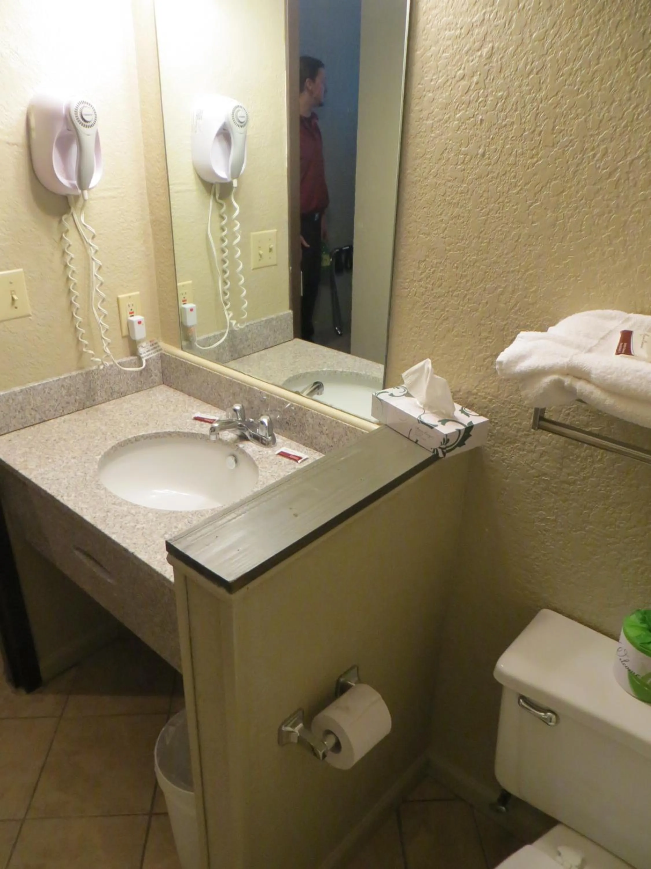 Bathroom in Americourt Hotel and Suites - Elizabethton