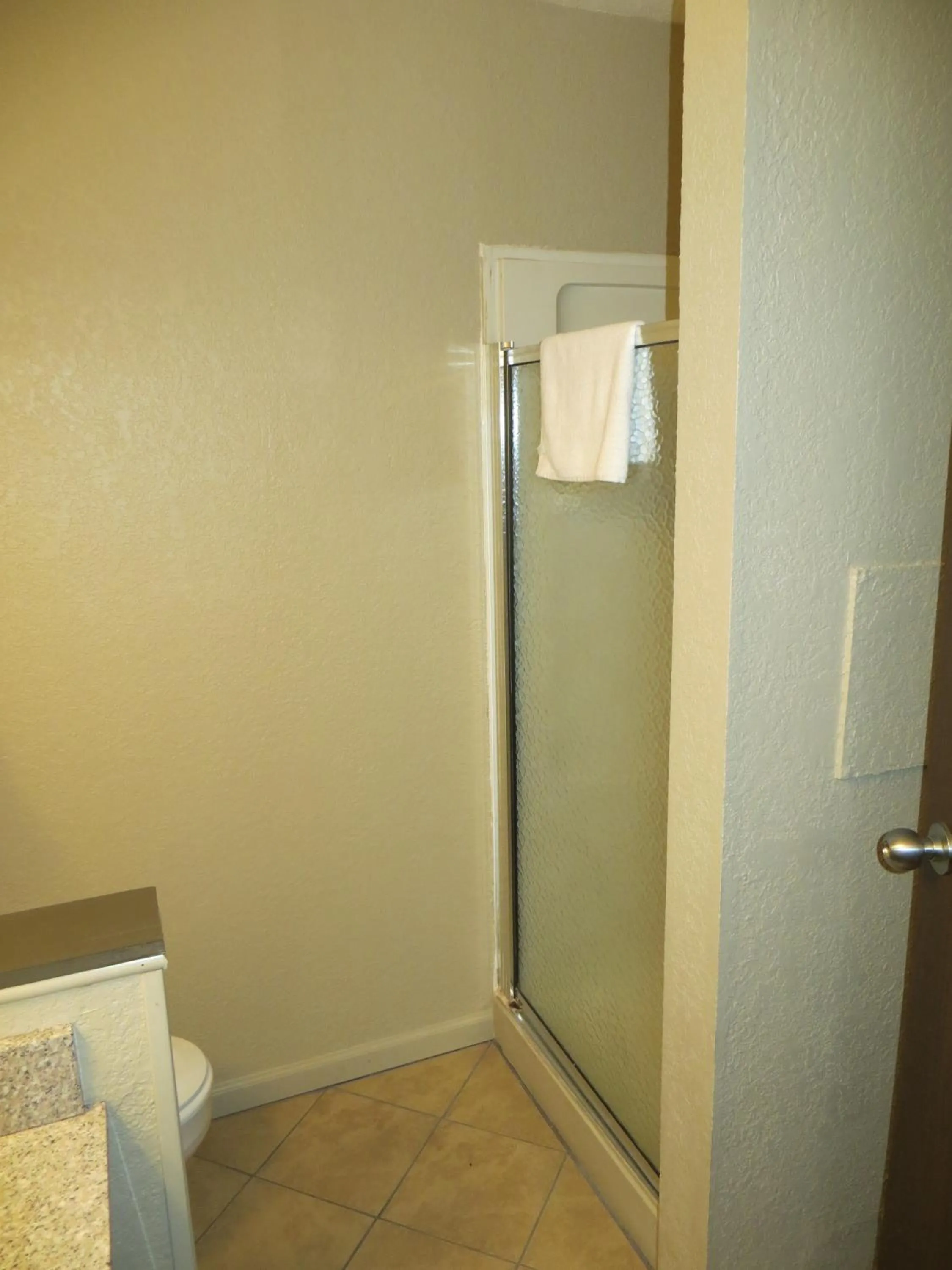 Shower in Americourt Hotel and Suites - Elizabethton