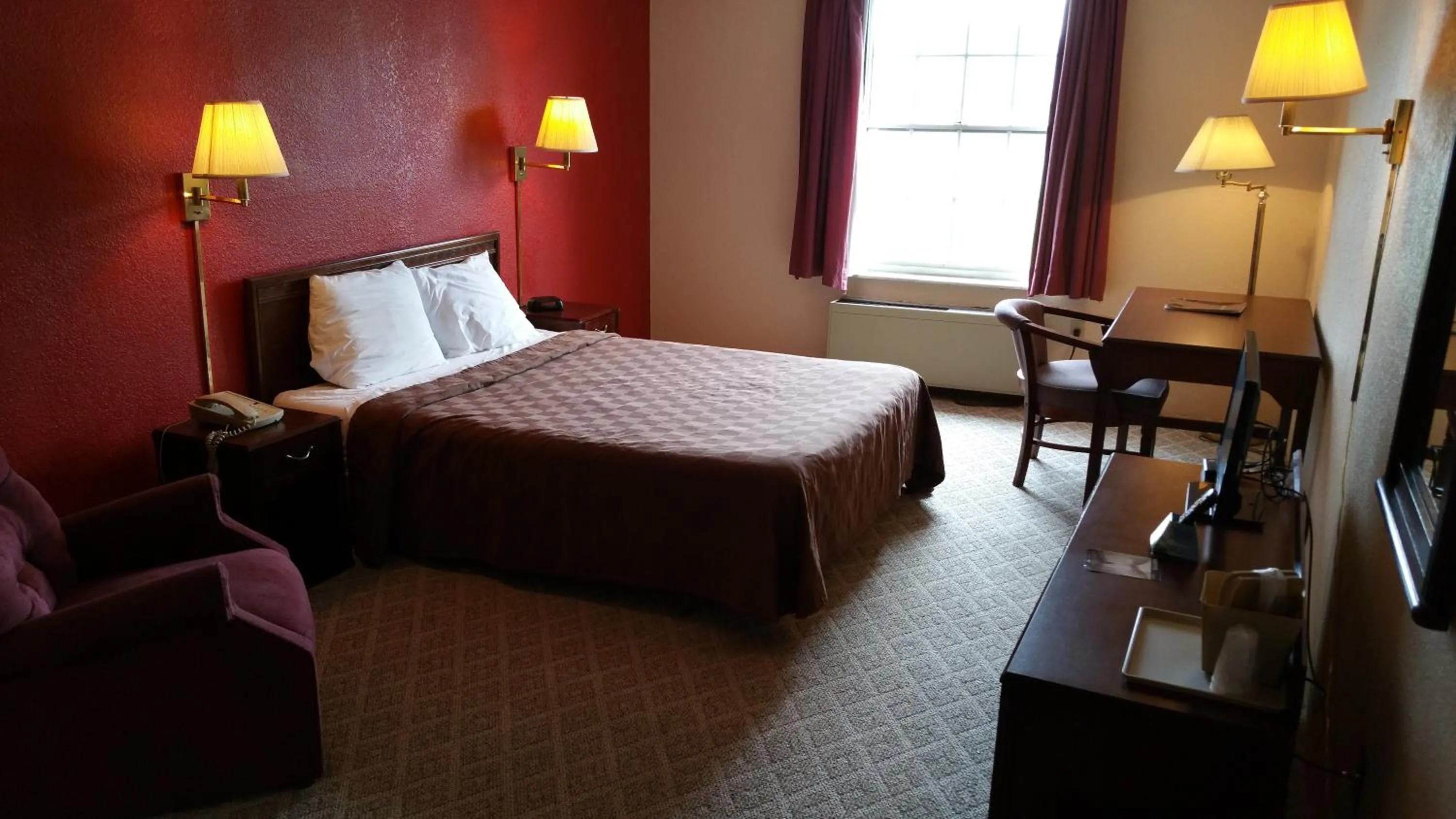 Bed in Americourt Hotel and Suites - Elizabethton