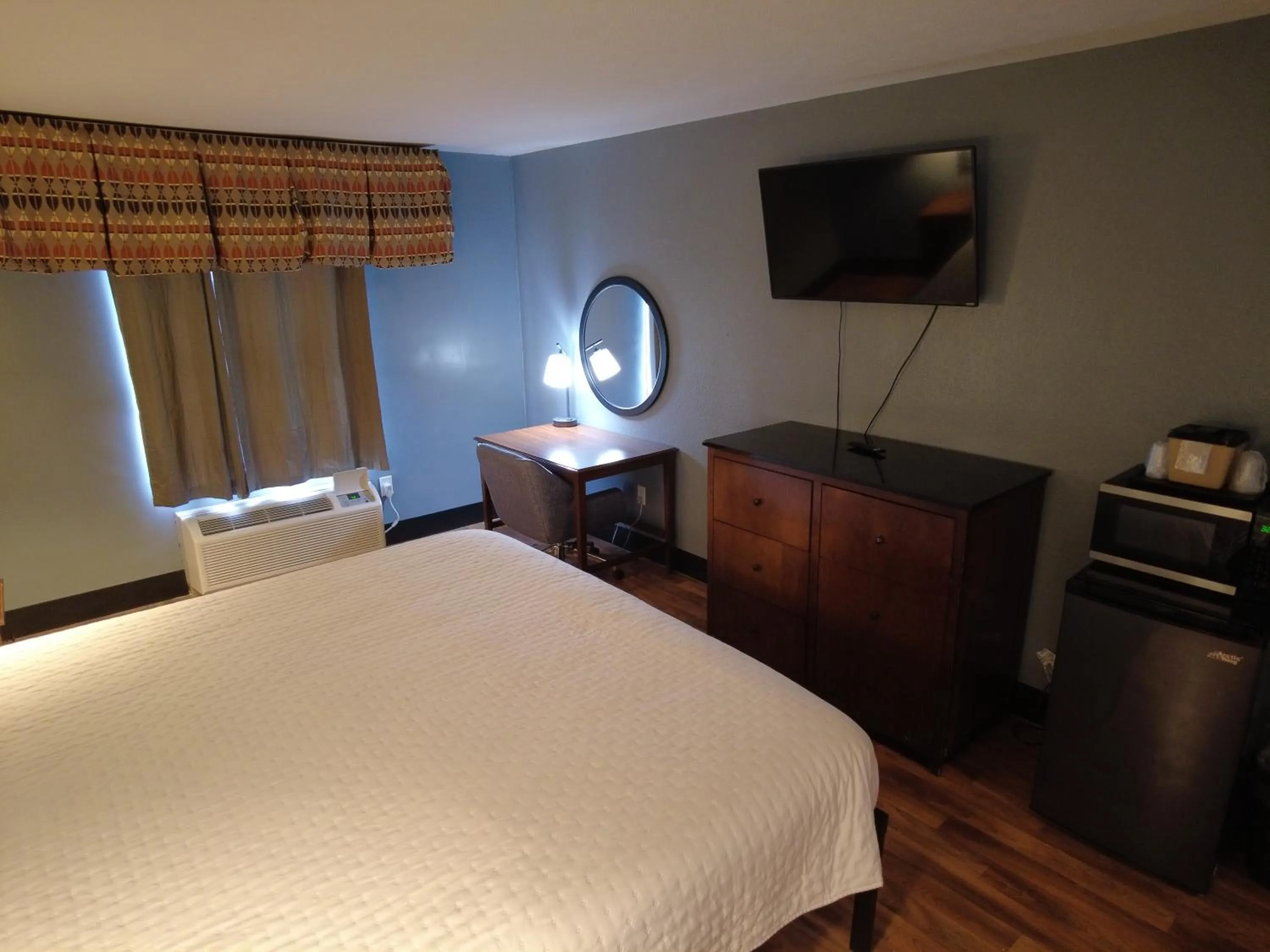 TV and multimedia, Bed in Americourt Hotel and Suites - Elizabethton