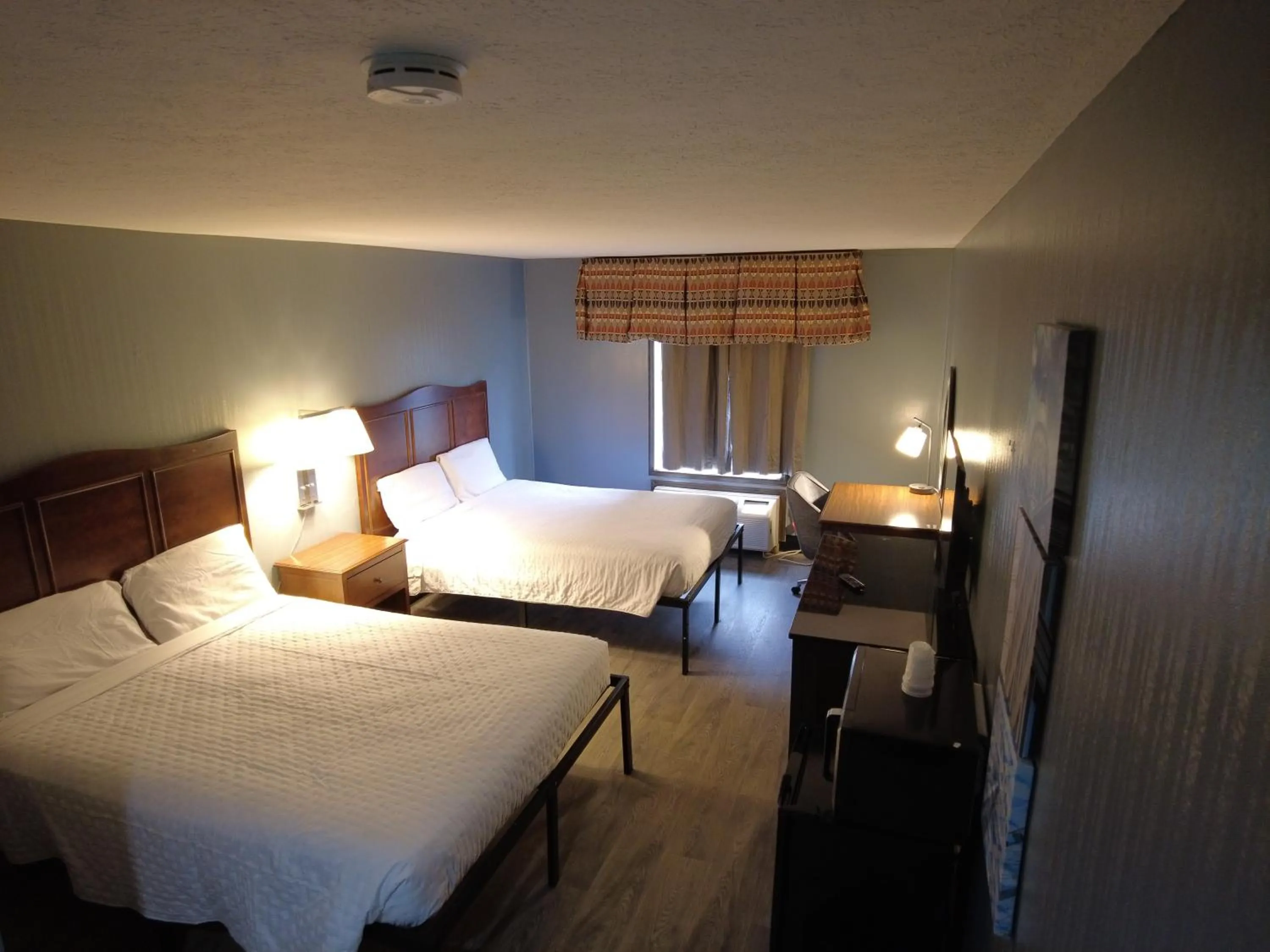 Photo of the whole room, Bed in Americourt Hotel and Suites - Elizabethton