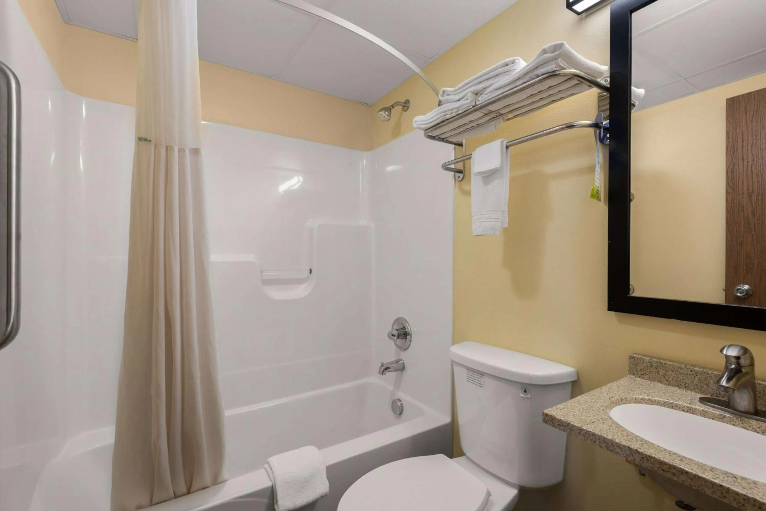 TV and multimedia in Days Inn by Wyndham Newton