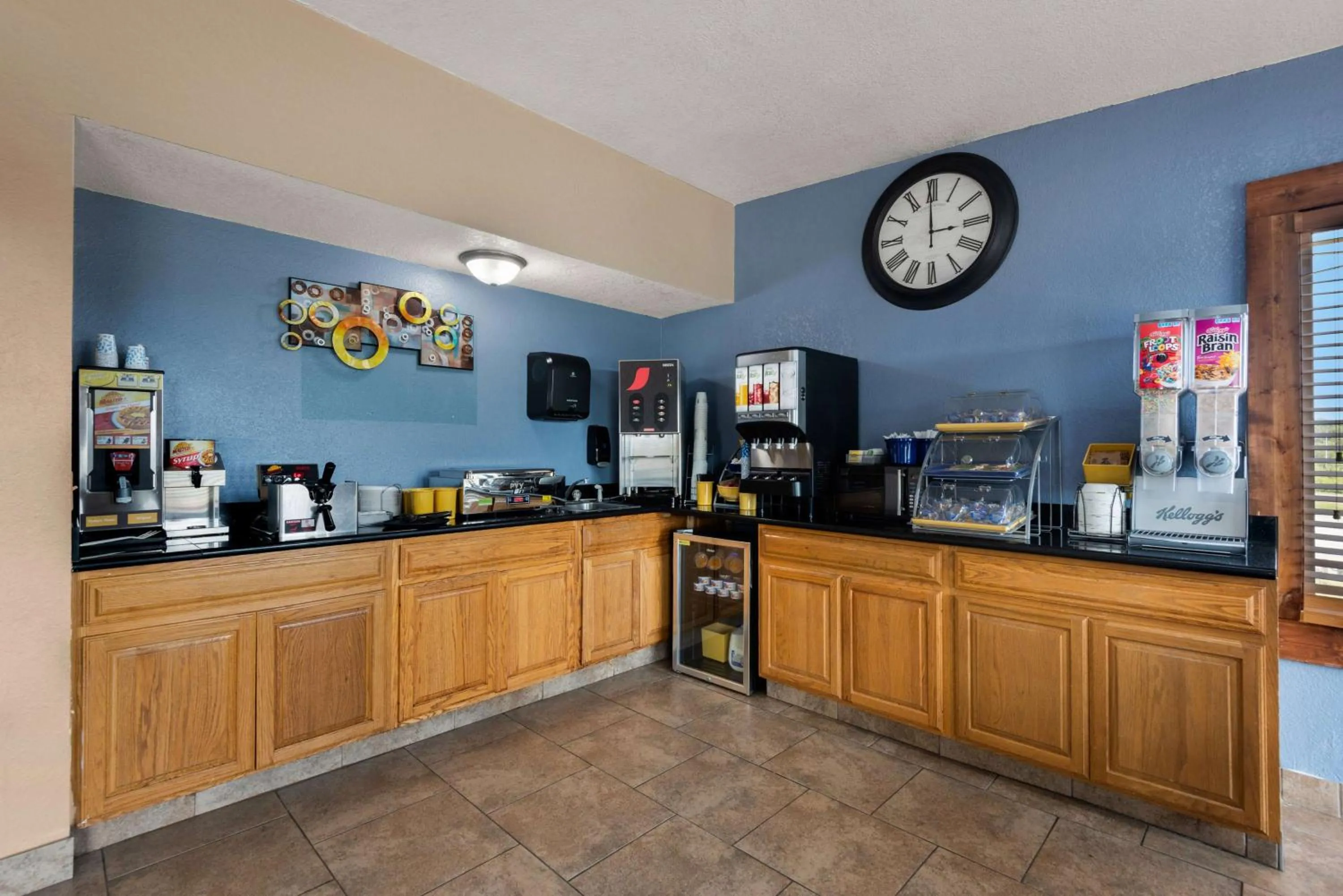 Restaurant/places to eat in Days Inn by Wyndham Newton