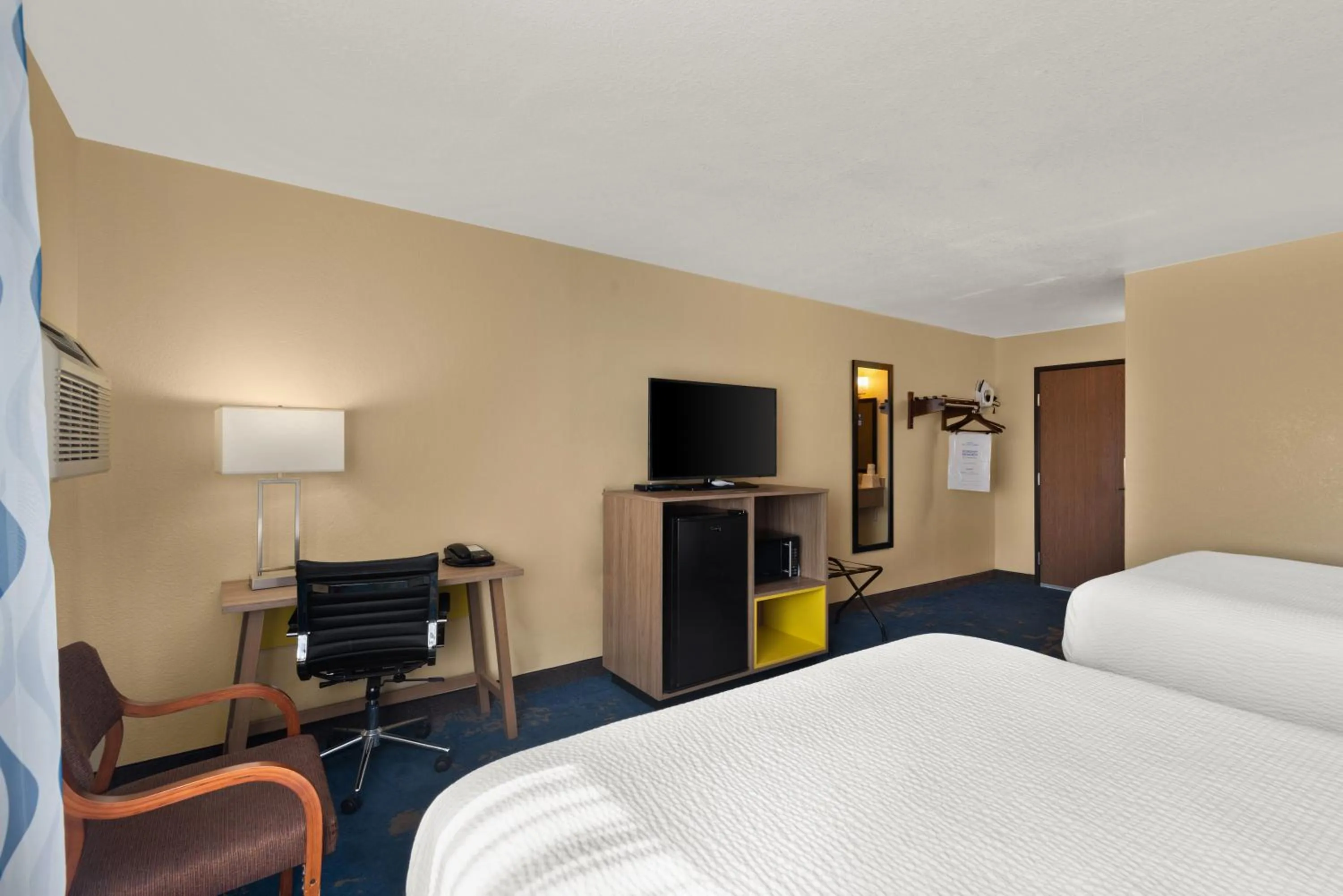 Bedroom, Bed in Days Inn by Wyndham Newton