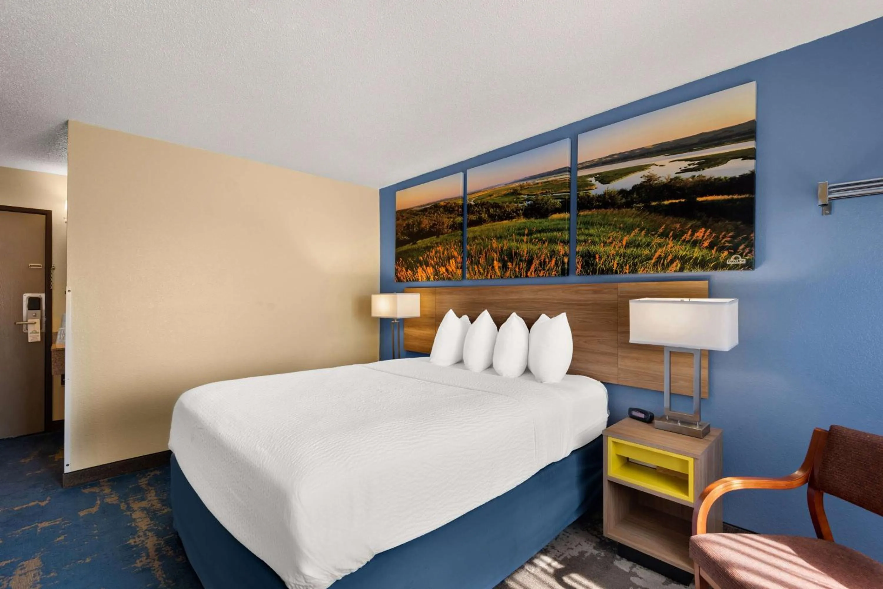 Photo of the whole room, Bed in Days Inn by Wyndham Newton