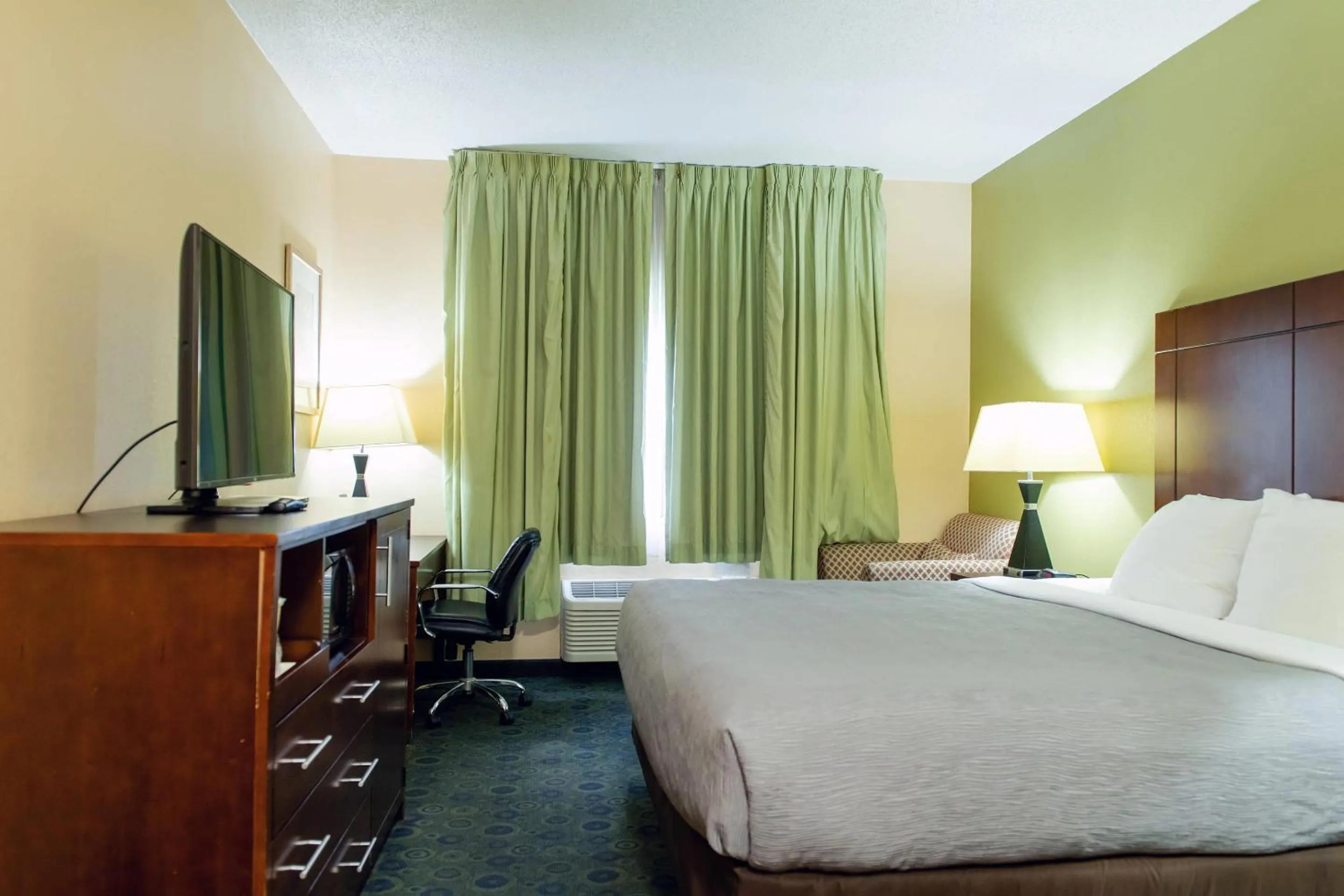 Bedroom, Bed in Quality Inn & Suites Bloomington I-55 and I-74