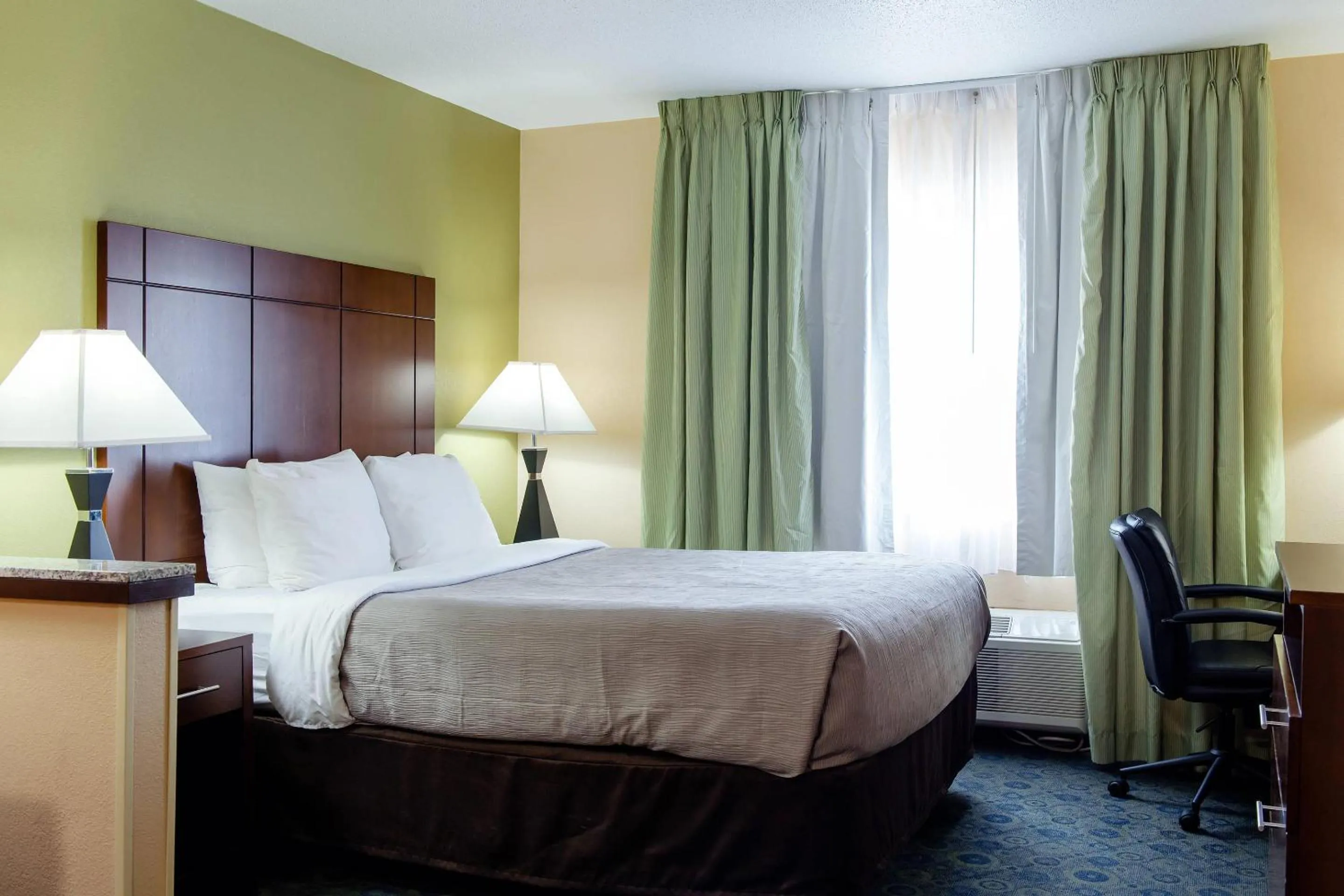 Bedroom, Bed in Quality Inn & Suites Bloomington I-55 and I-74