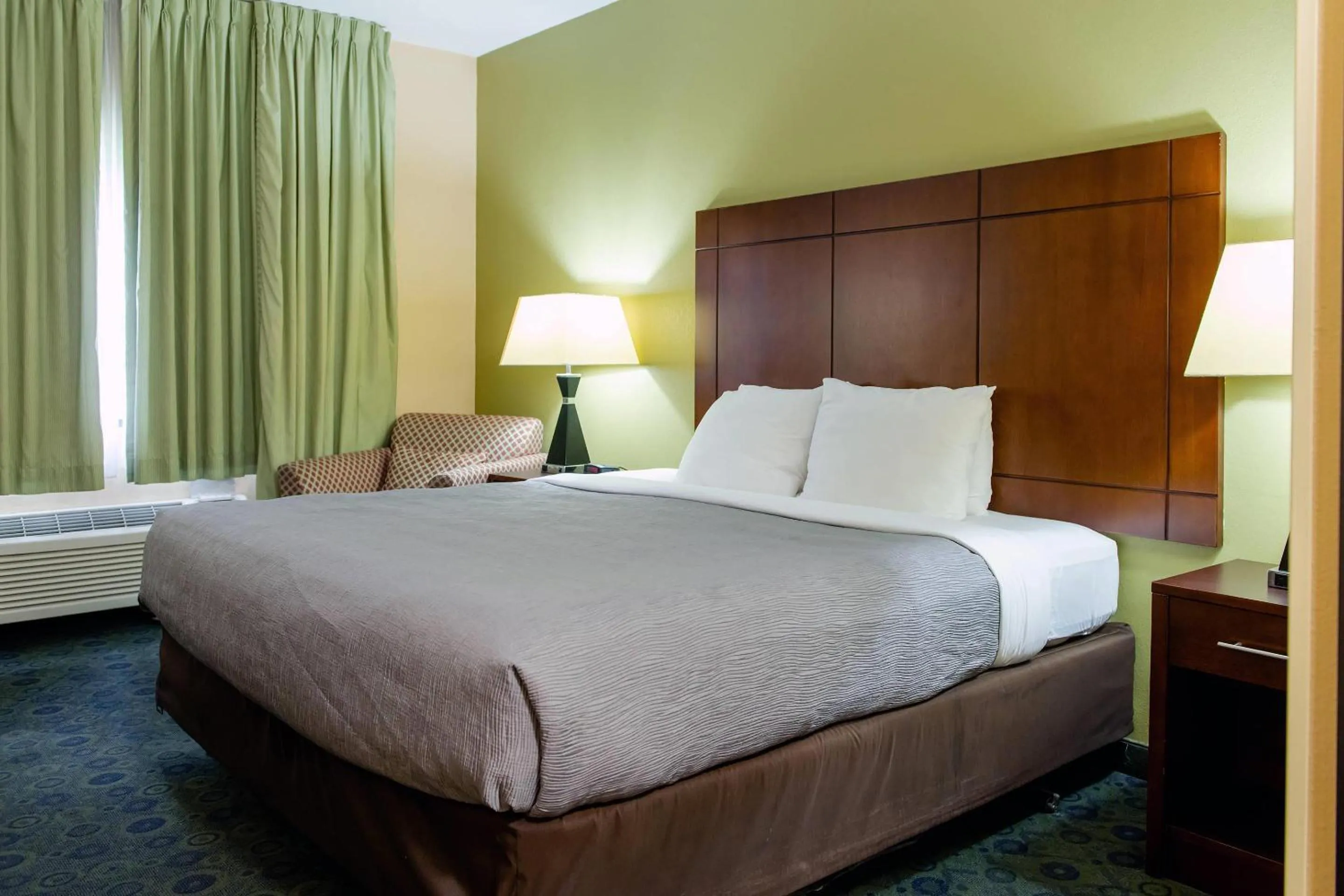 Bedroom, Bed in Quality Inn & Suites Bloomington I-55 and I-74