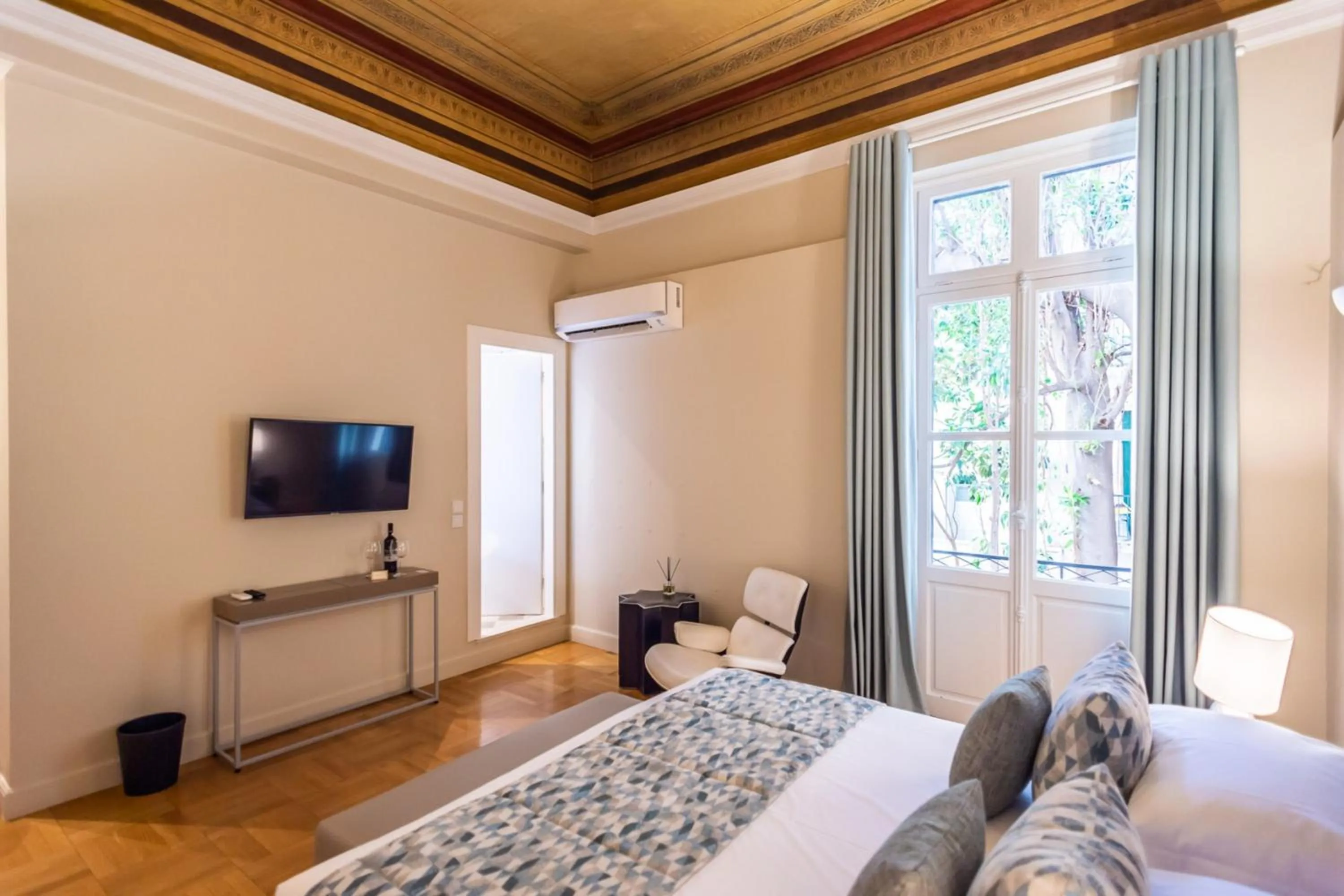 Bed in 33SolonosSuites