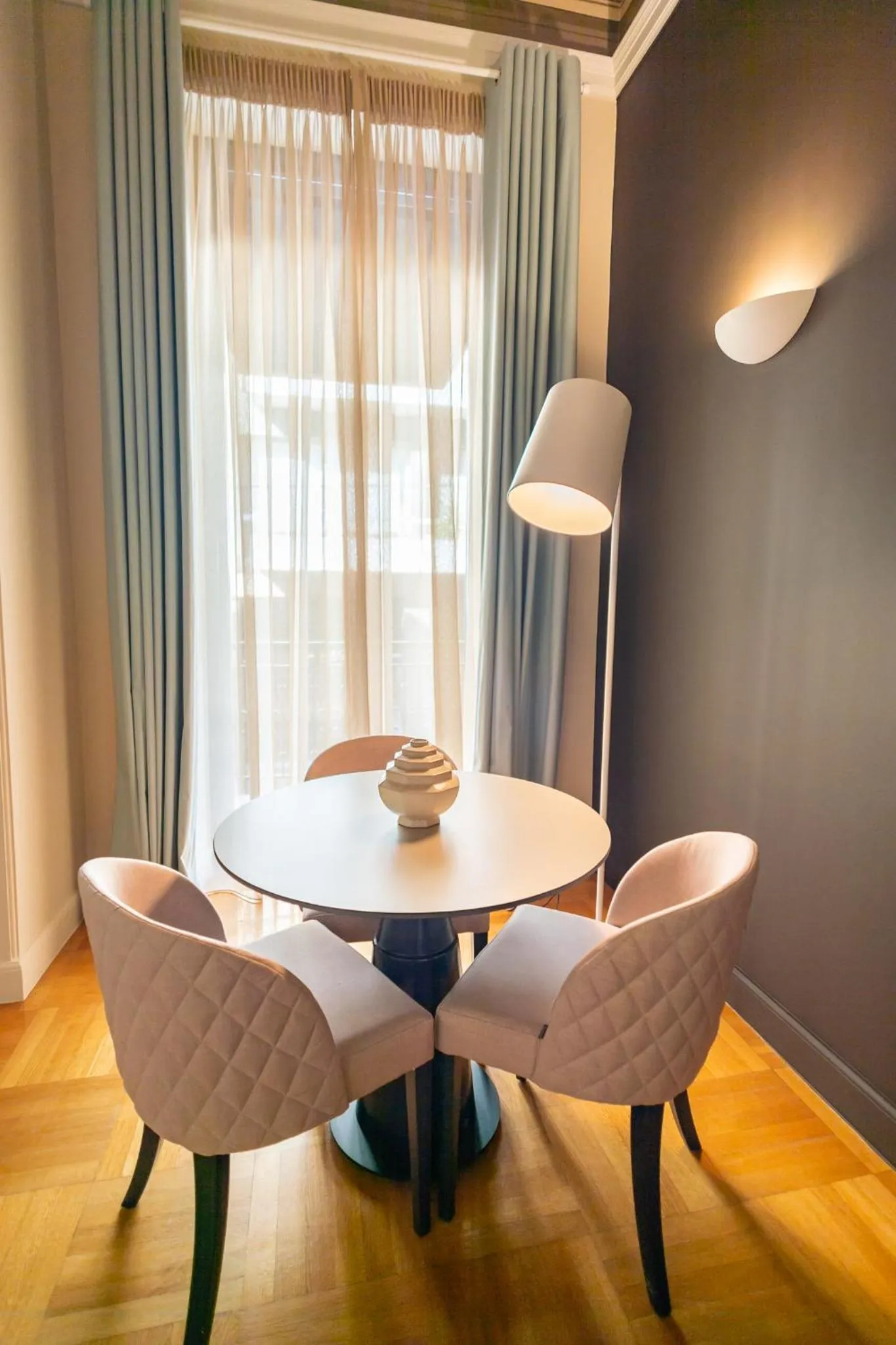 Seating area in 33SolonosSuites