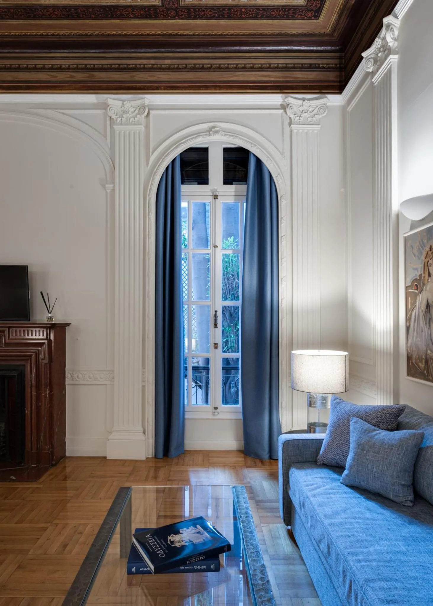 Seating area in 33SolonosSuites