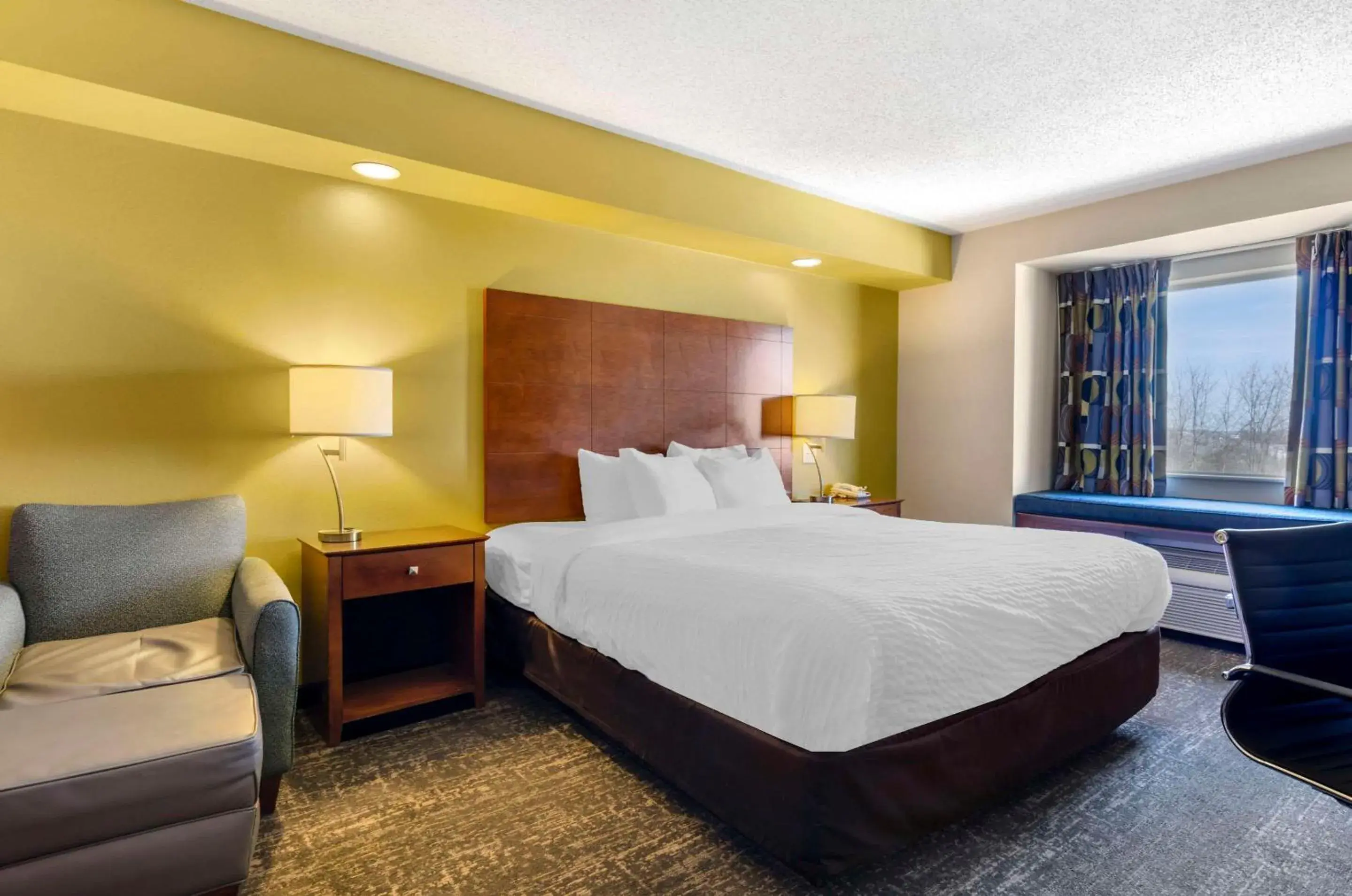 King Room Upper Floor - Accessible/Non-Smoking in Clarion Pointe Staunton East King Room Upper Floor - Accessible/Non-Smoking in Clarion Pointe Staunton East