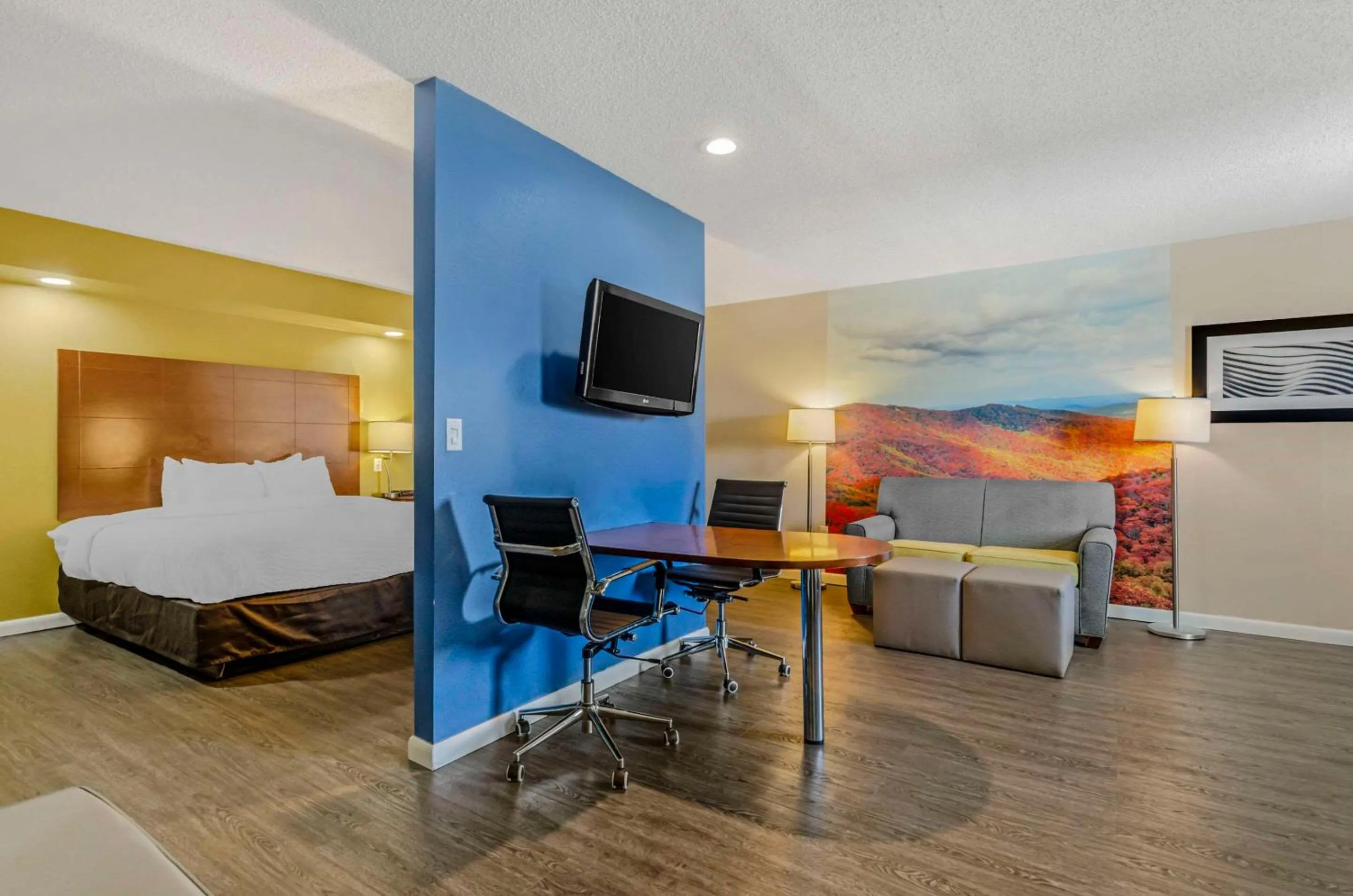 Photo of the whole room, Bed in Clarion Pointe Staunton East