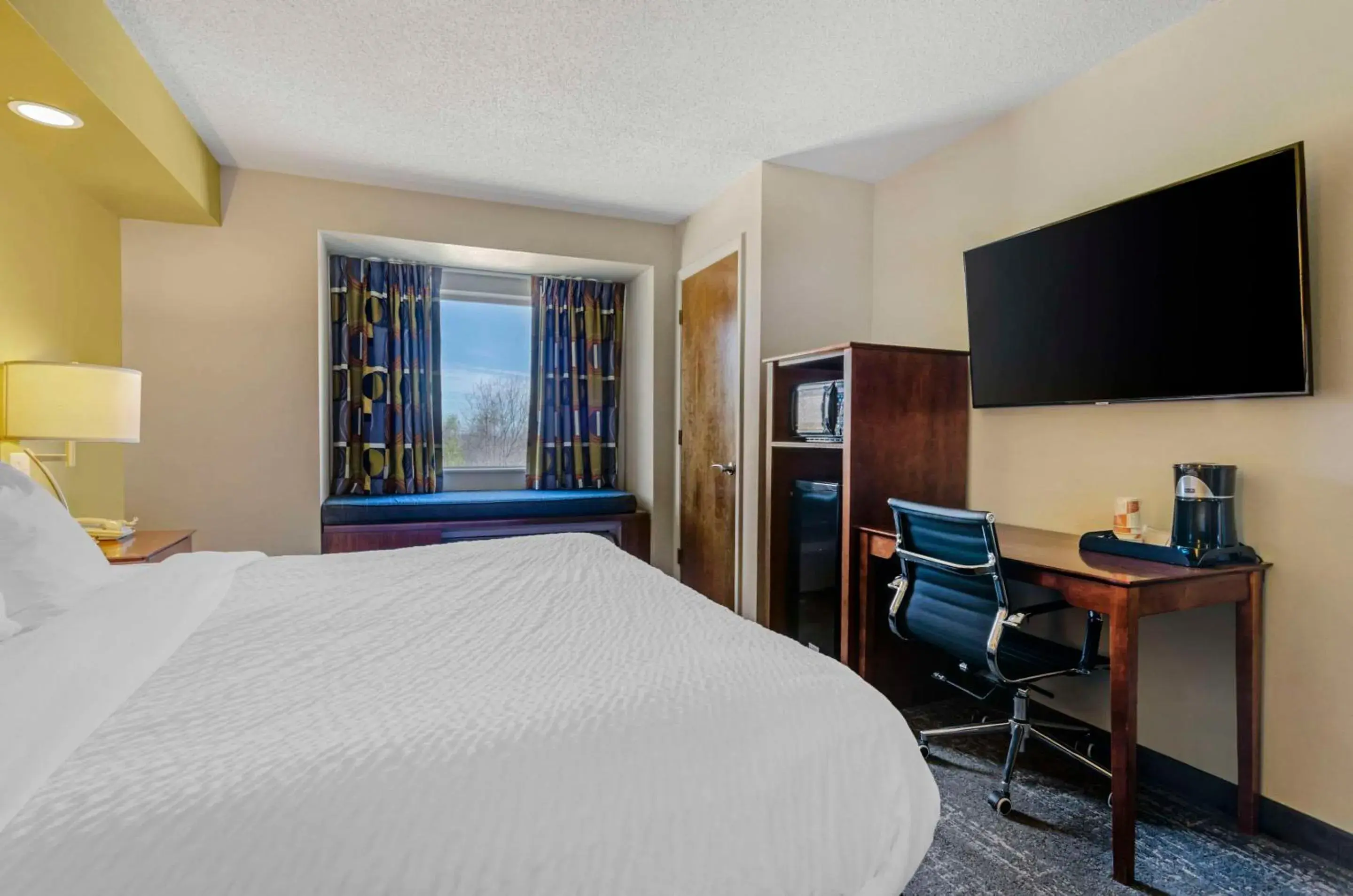 King Room - Non-Smoking in Clarion Pointe Staunton East King Room - Non-Smoking in Clarion Pointe Staunton East